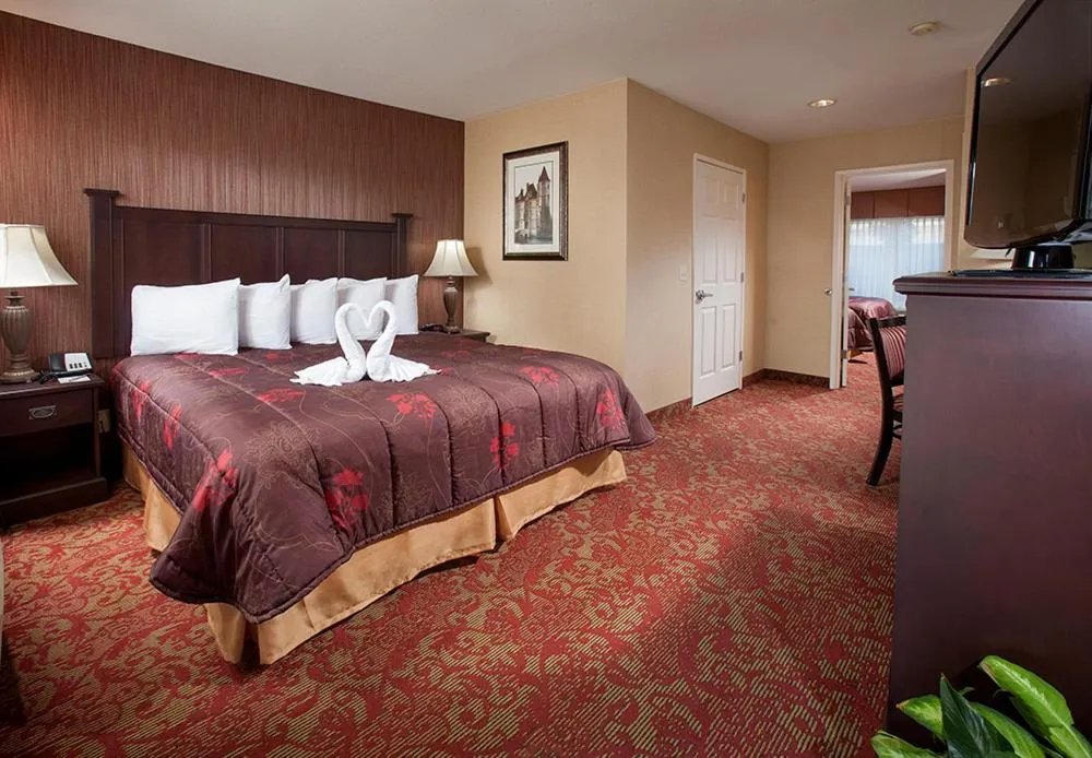 Bed in Castle Inn and Suites Anaheim