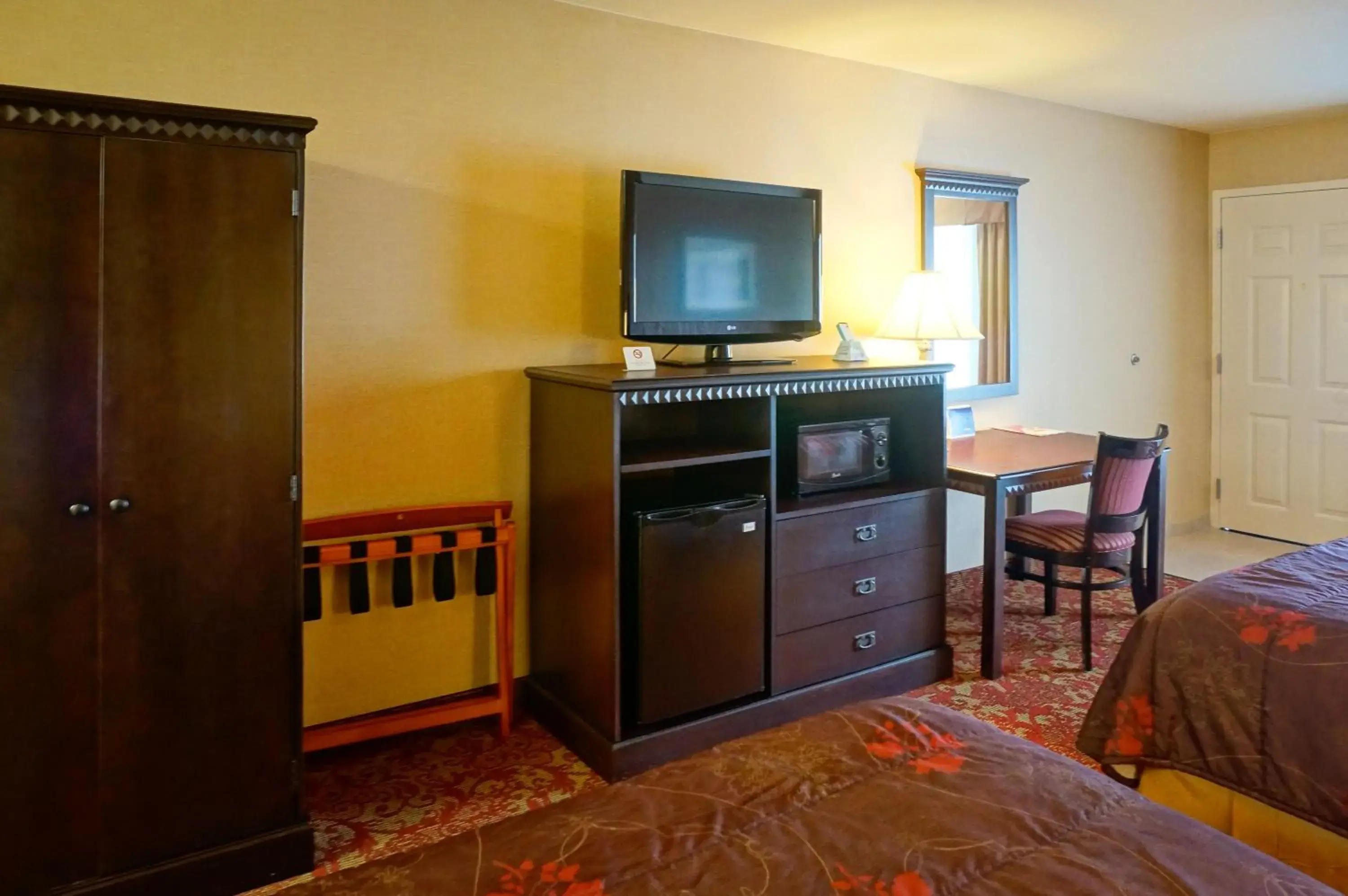 Bedroom, TV/Entertainment Center in Castle Inn and Suites
