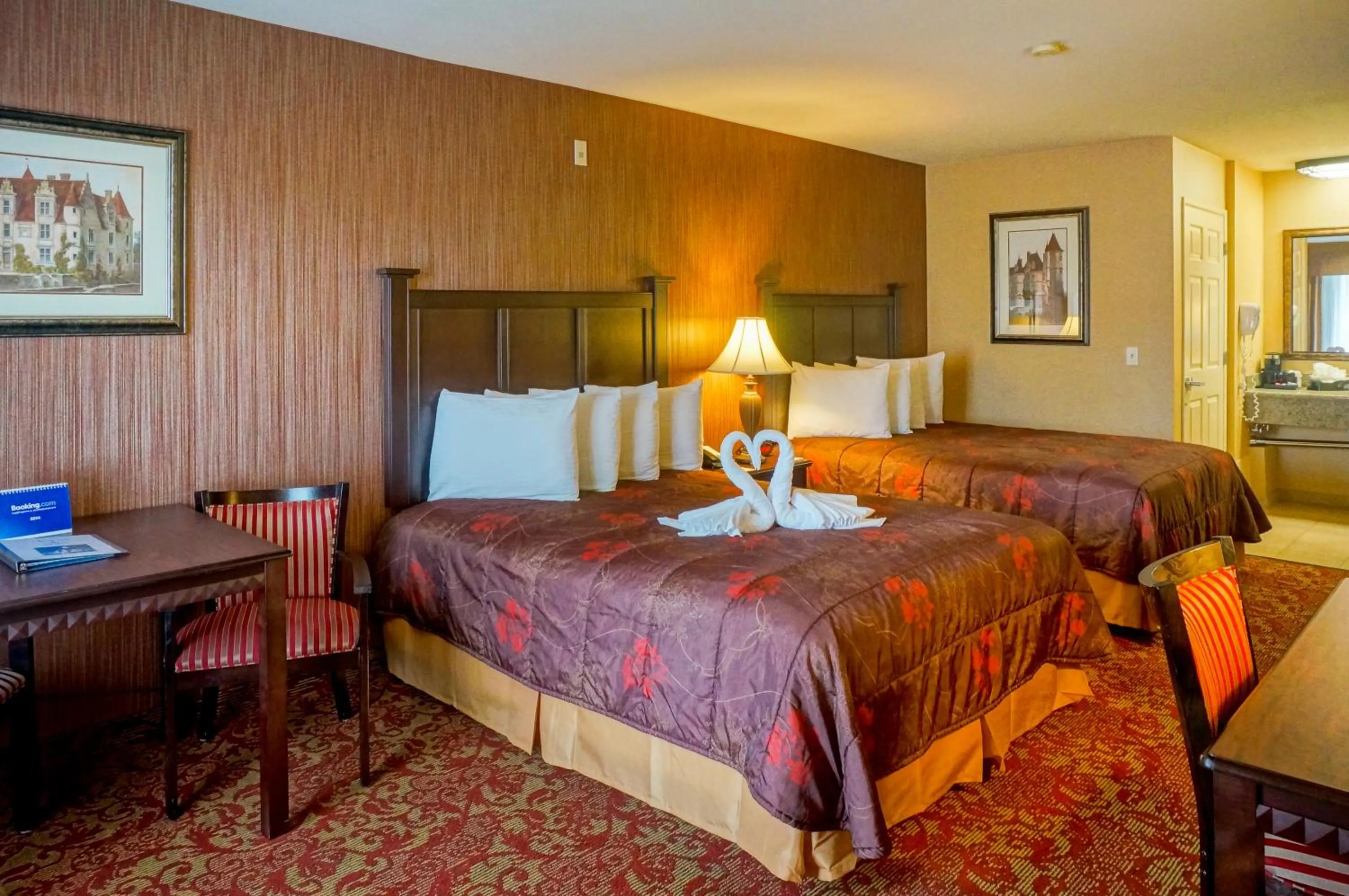 Bedroom, Bed in Castle Inn and Suites Anaheim