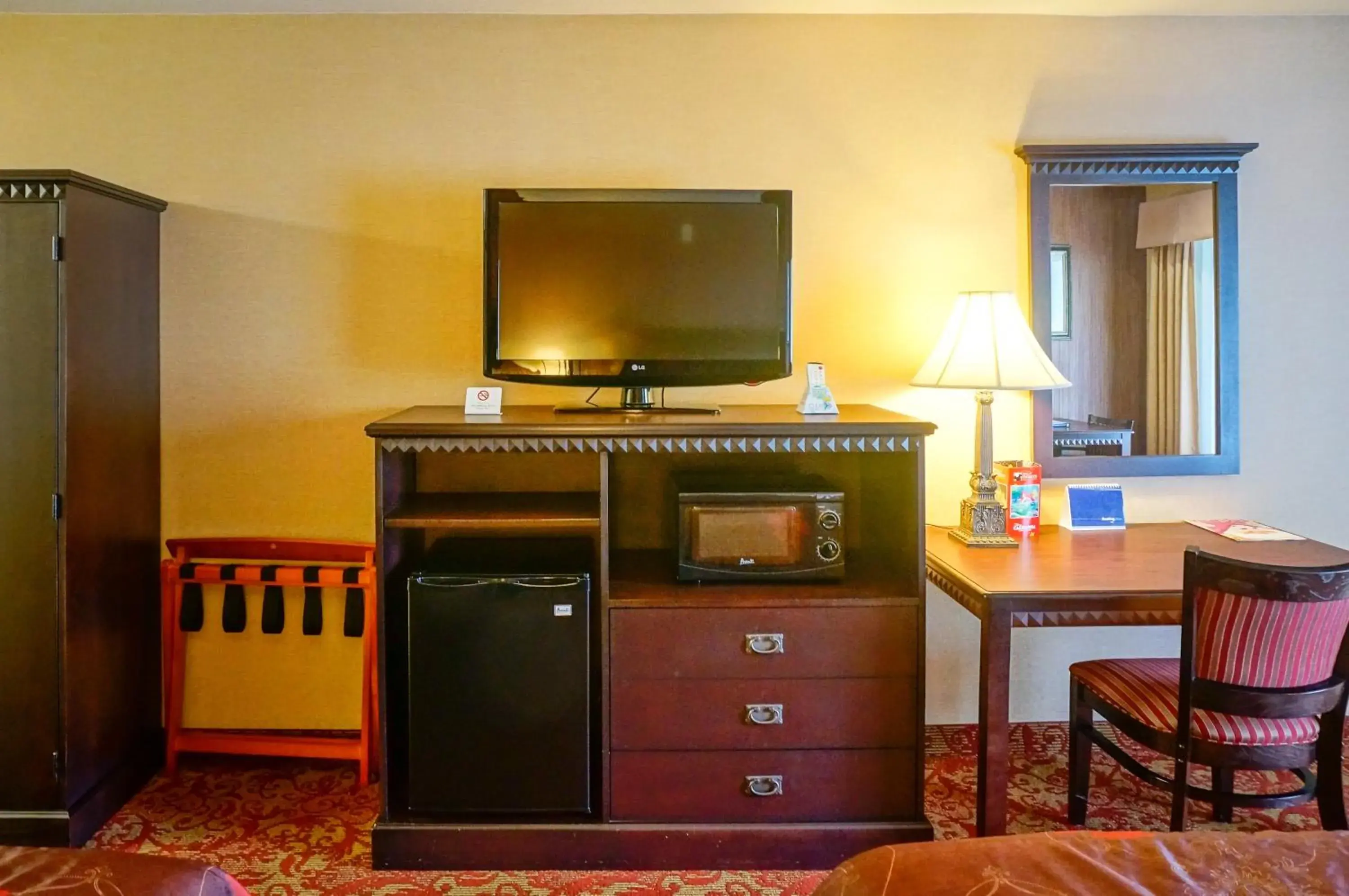 TV and multimedia, TV/Entertainment Center in Castle Inn and Suites