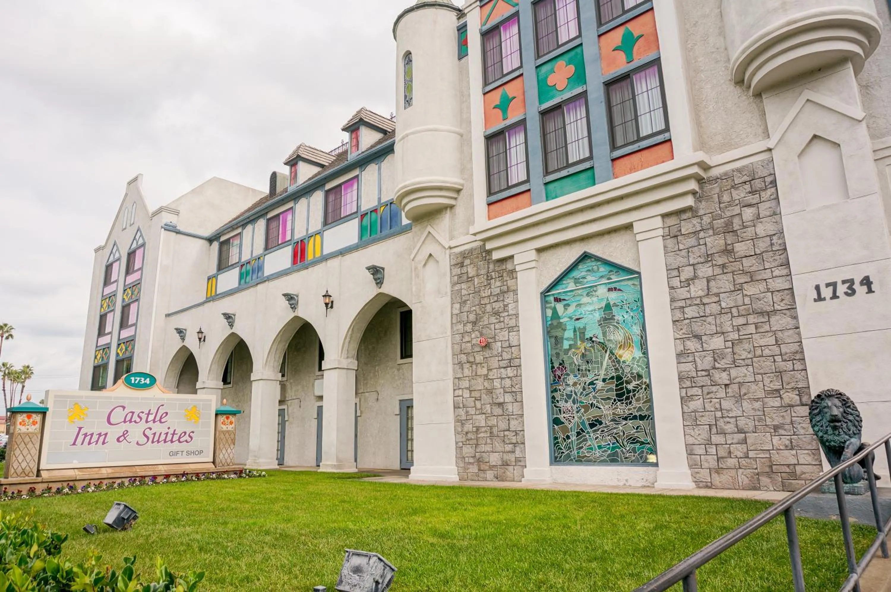 Facade/entrance in Castle Inn and Suites Anaheim