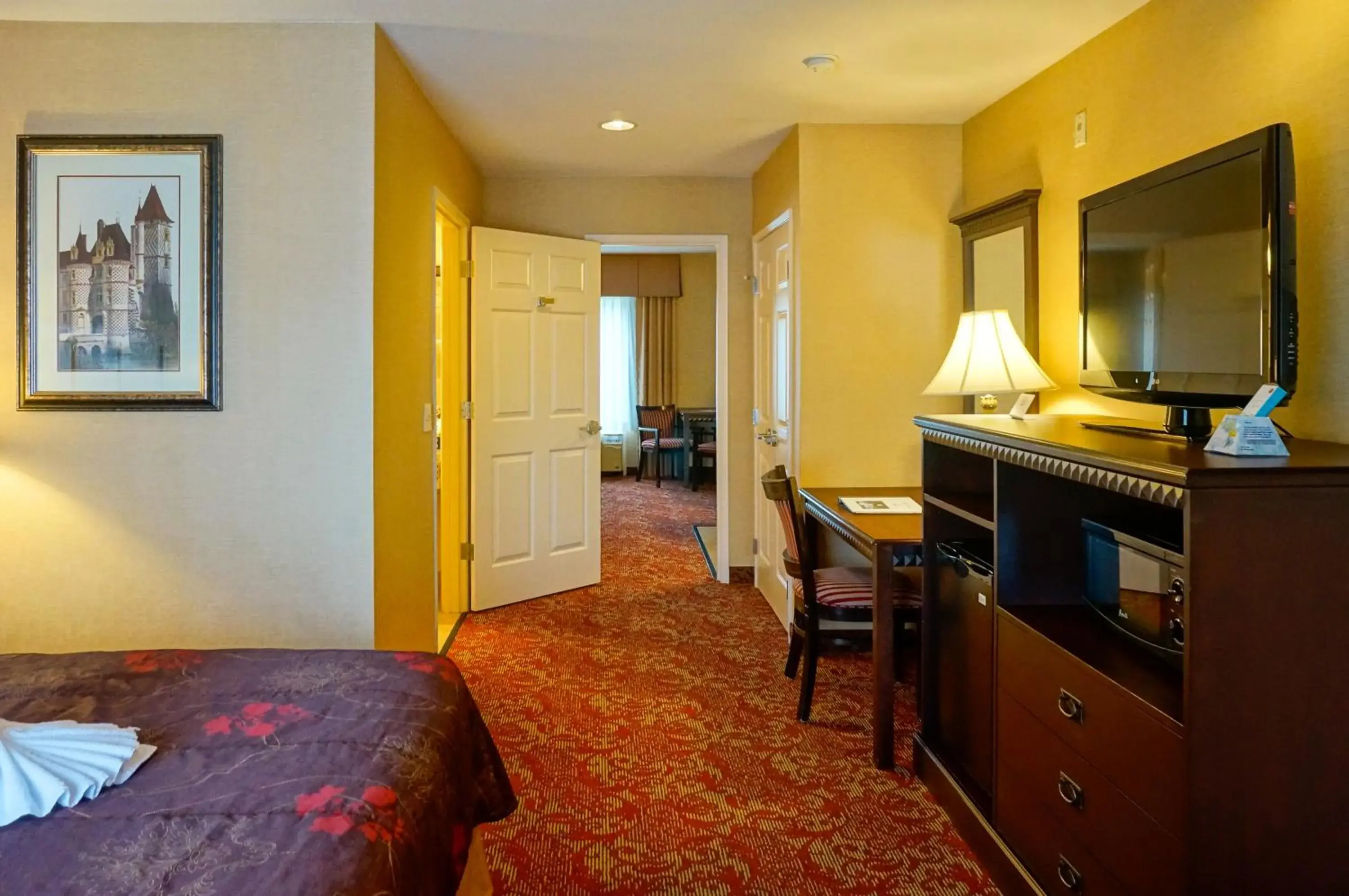 Bedroom, Bed in Castle Inn and Suites