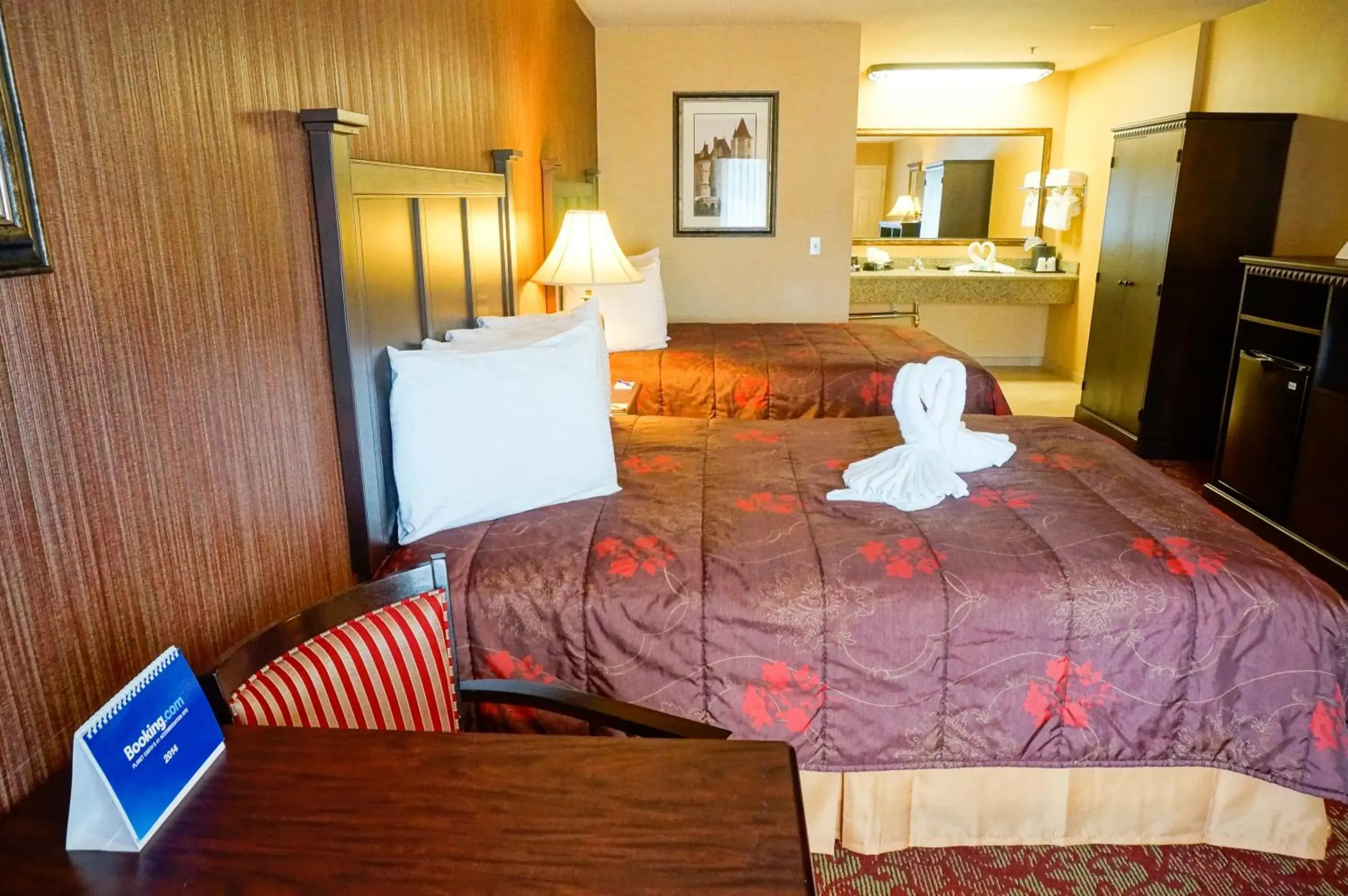 Bedroom, Bed in Castle Inn and Suites