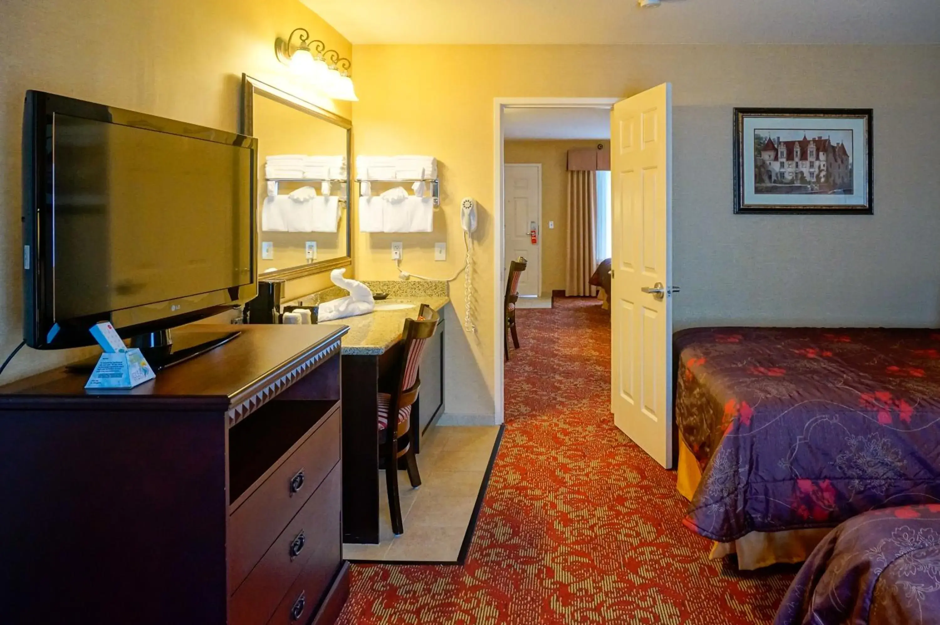 Bedroom, Bed in Castle Inn and Suites