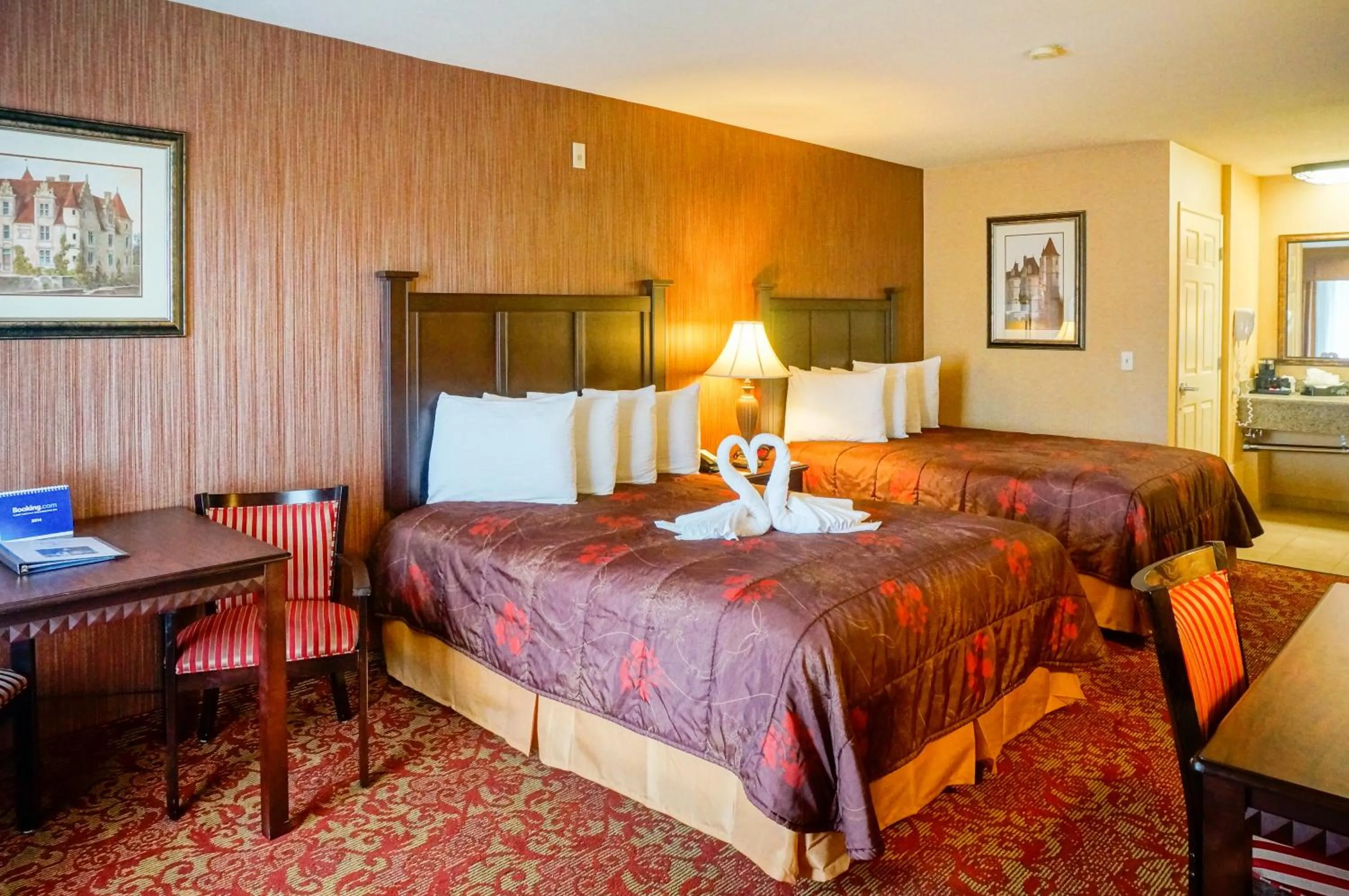 Bedroom, Bed in Castle Inn and Suites Anaheim