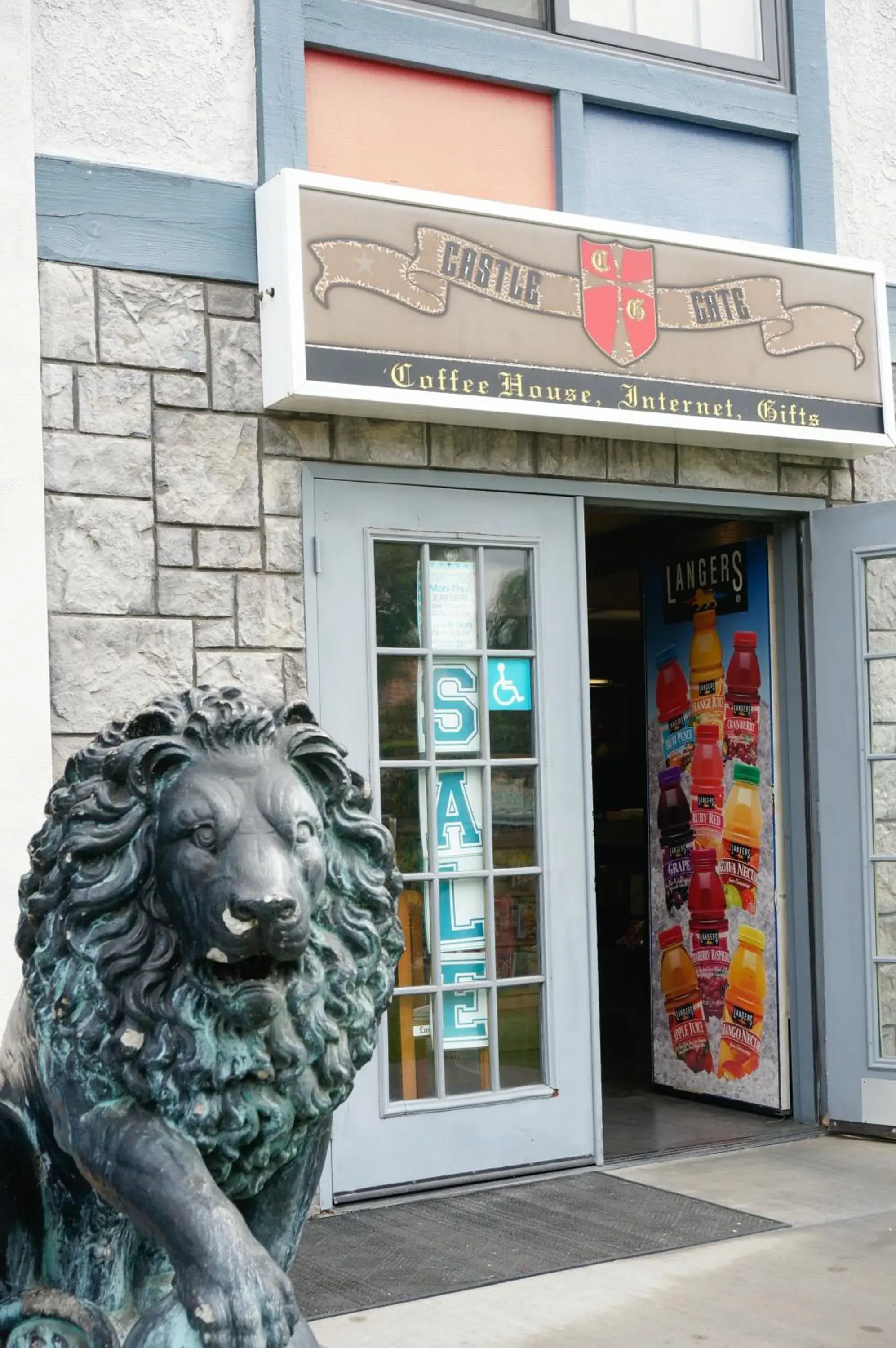 On-site shops in Castle Inn and Suites
