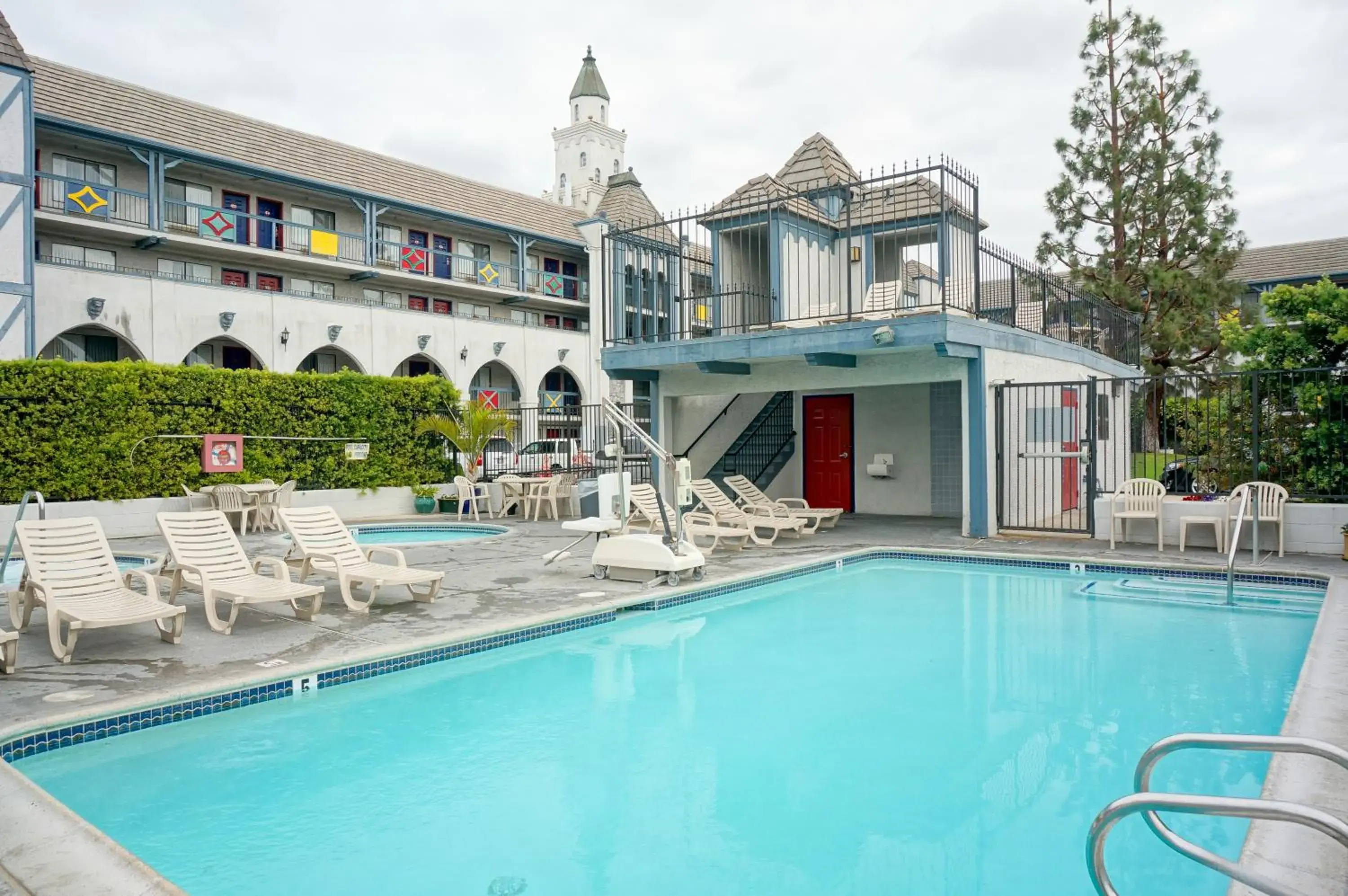 Swimming pool, Property Building in Castle Inn and Suites