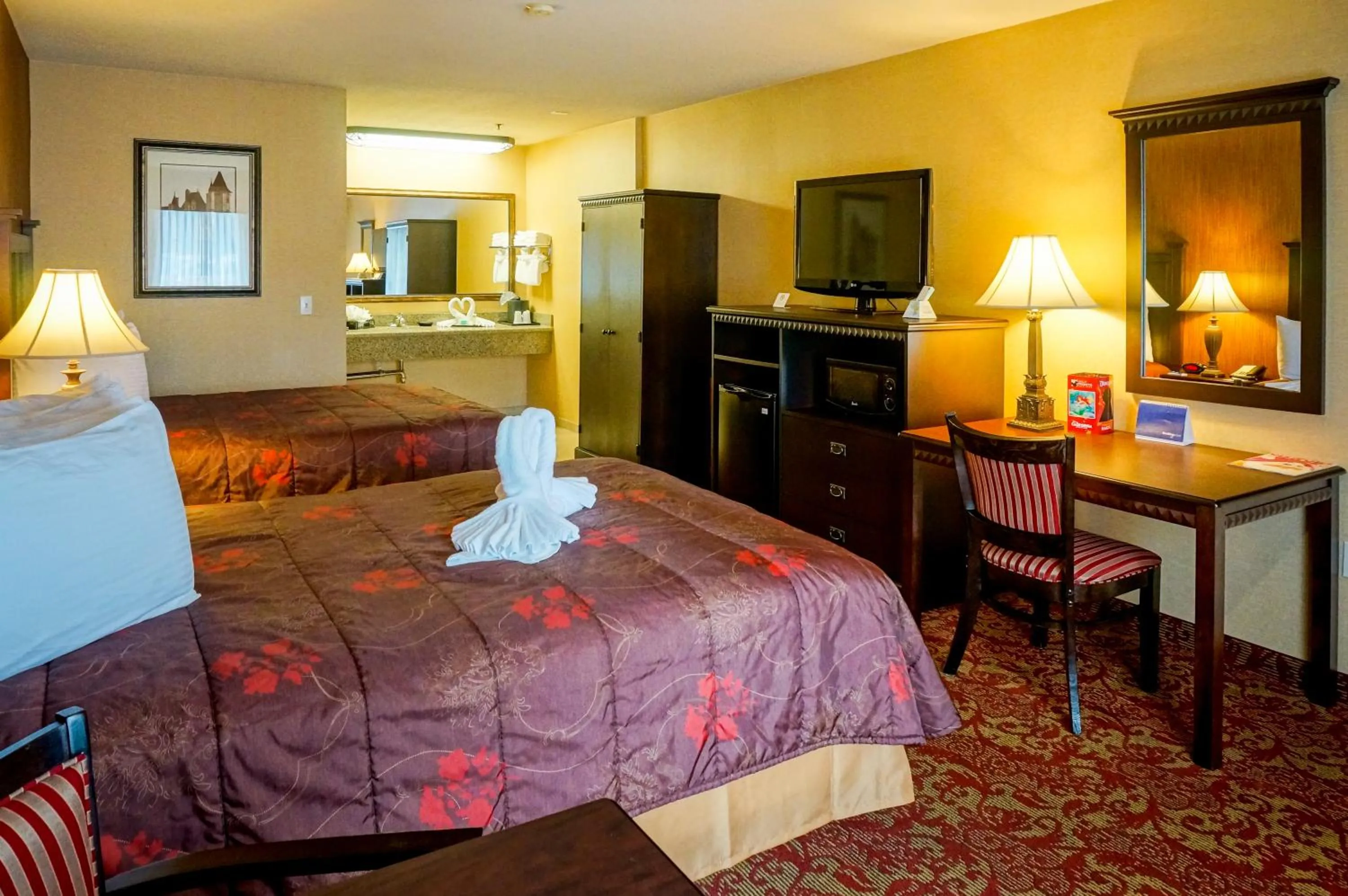 Bedroom, Bed in Castle Inn and Suites Anaheim