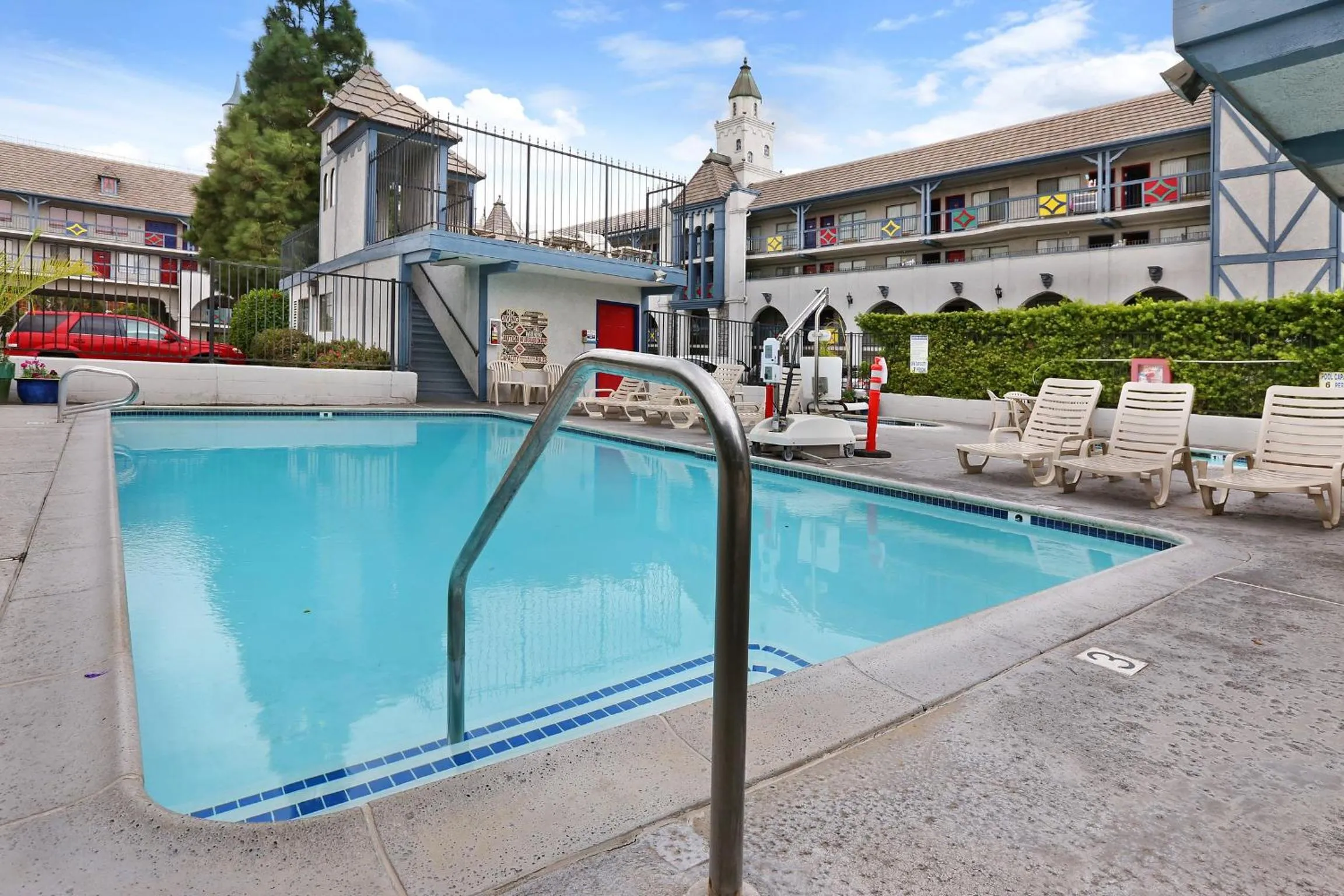 Swimming pool in Castle Inn and Suites Anaheim