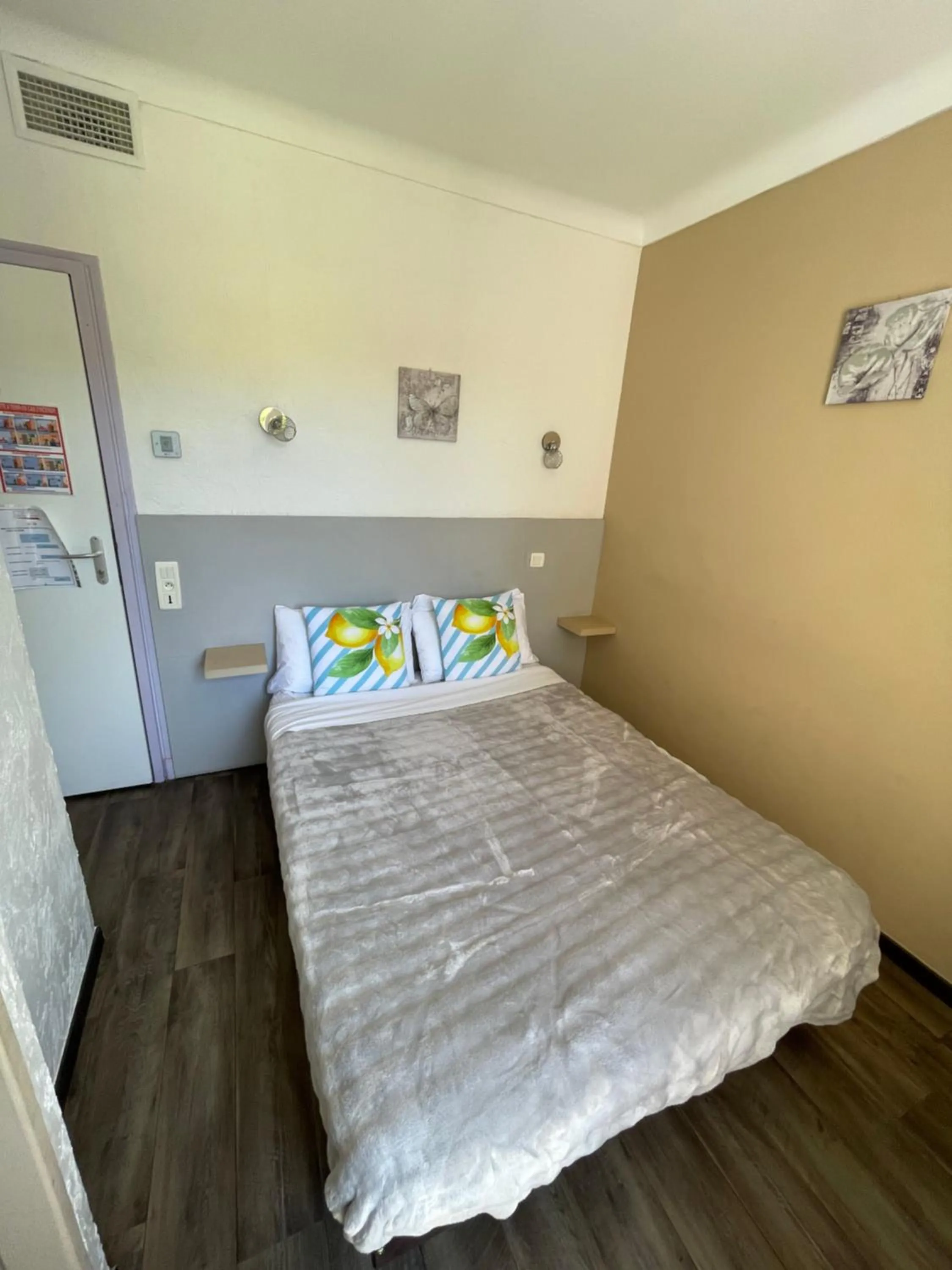 Bed in Hotel Clair Logis