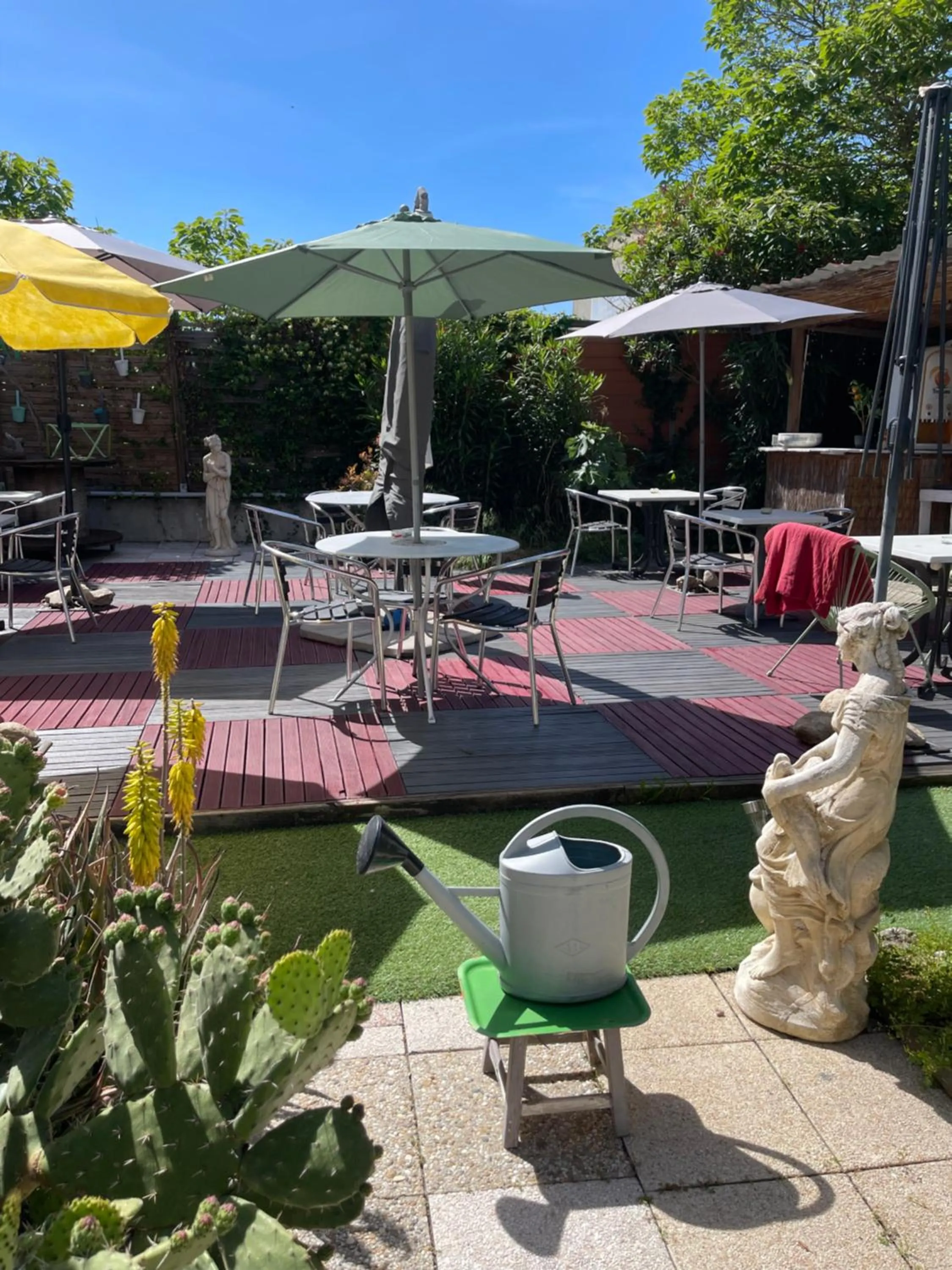 Patio in Hotel Clair Logis