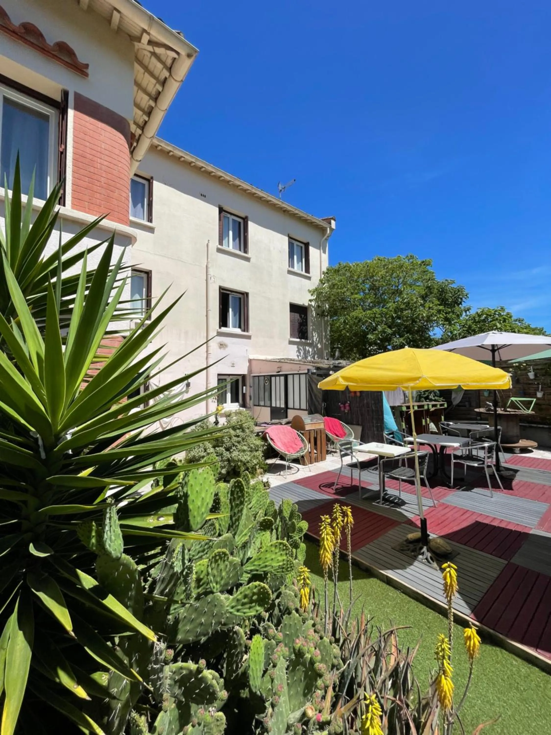 Patio in Hotel Clair Logis
