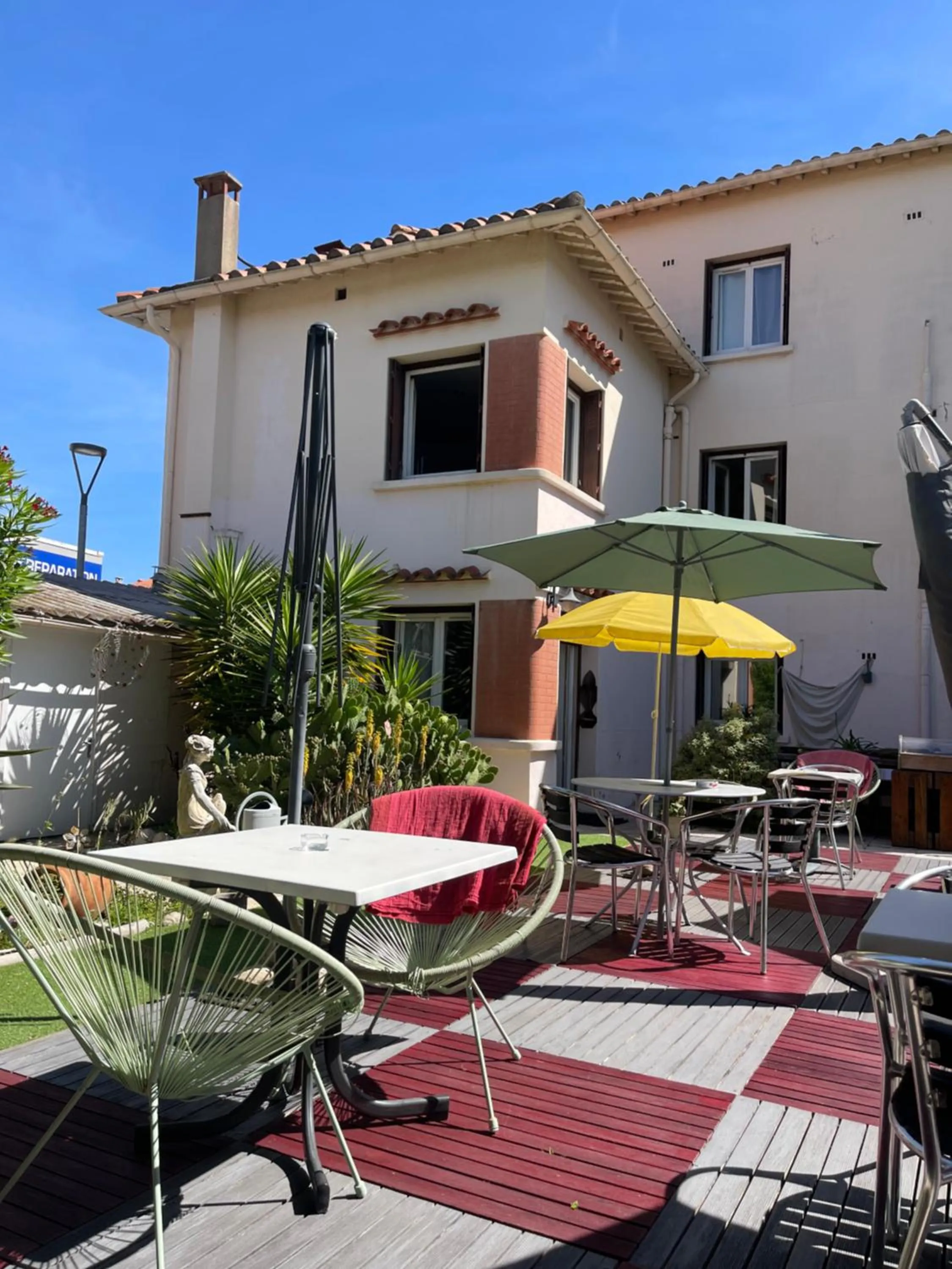 Patio in Hotel Clair Logis