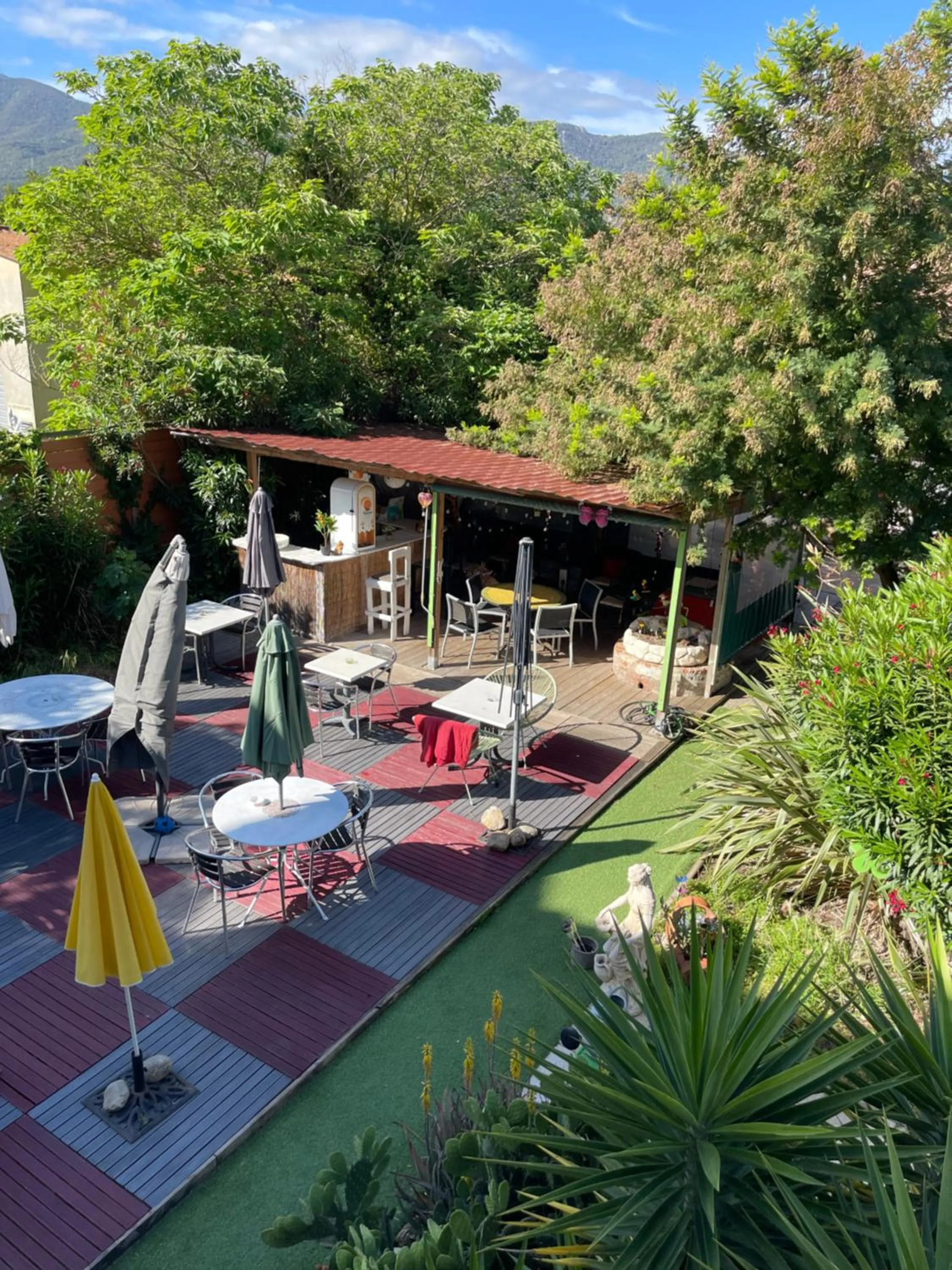Patio in Hotel Clair Logis