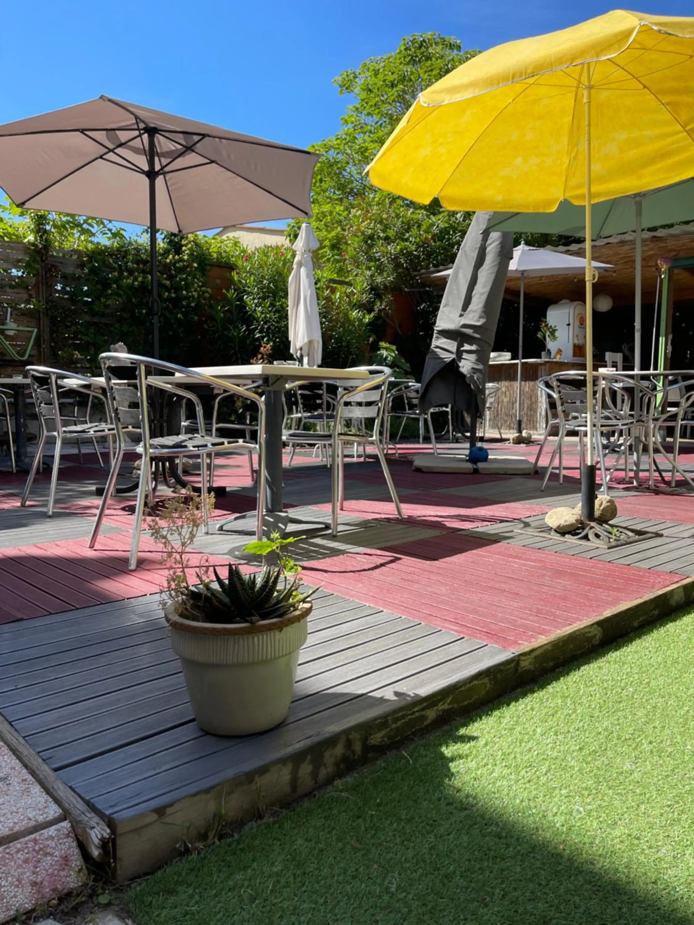 Patio in Hotel Clair Logis