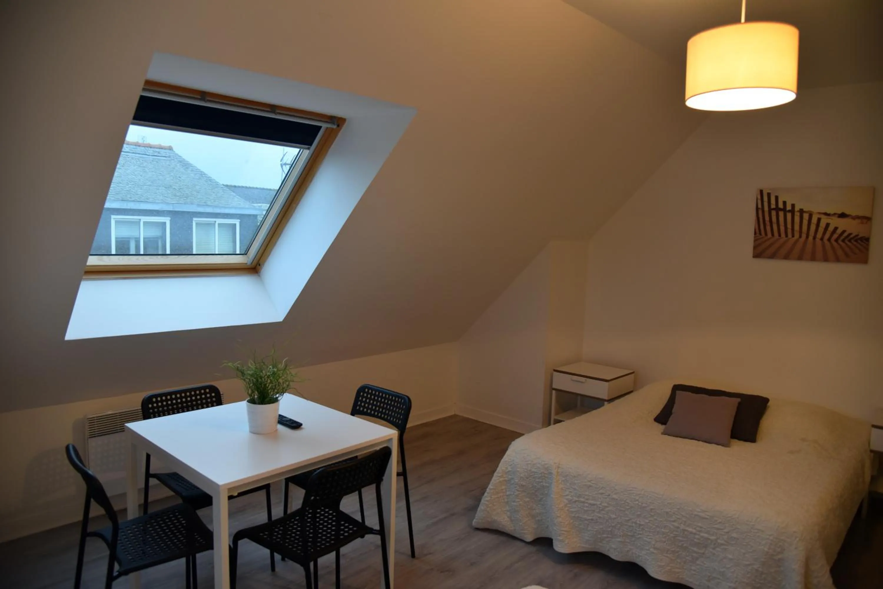 Photo of the whole room, Bed in La Marine