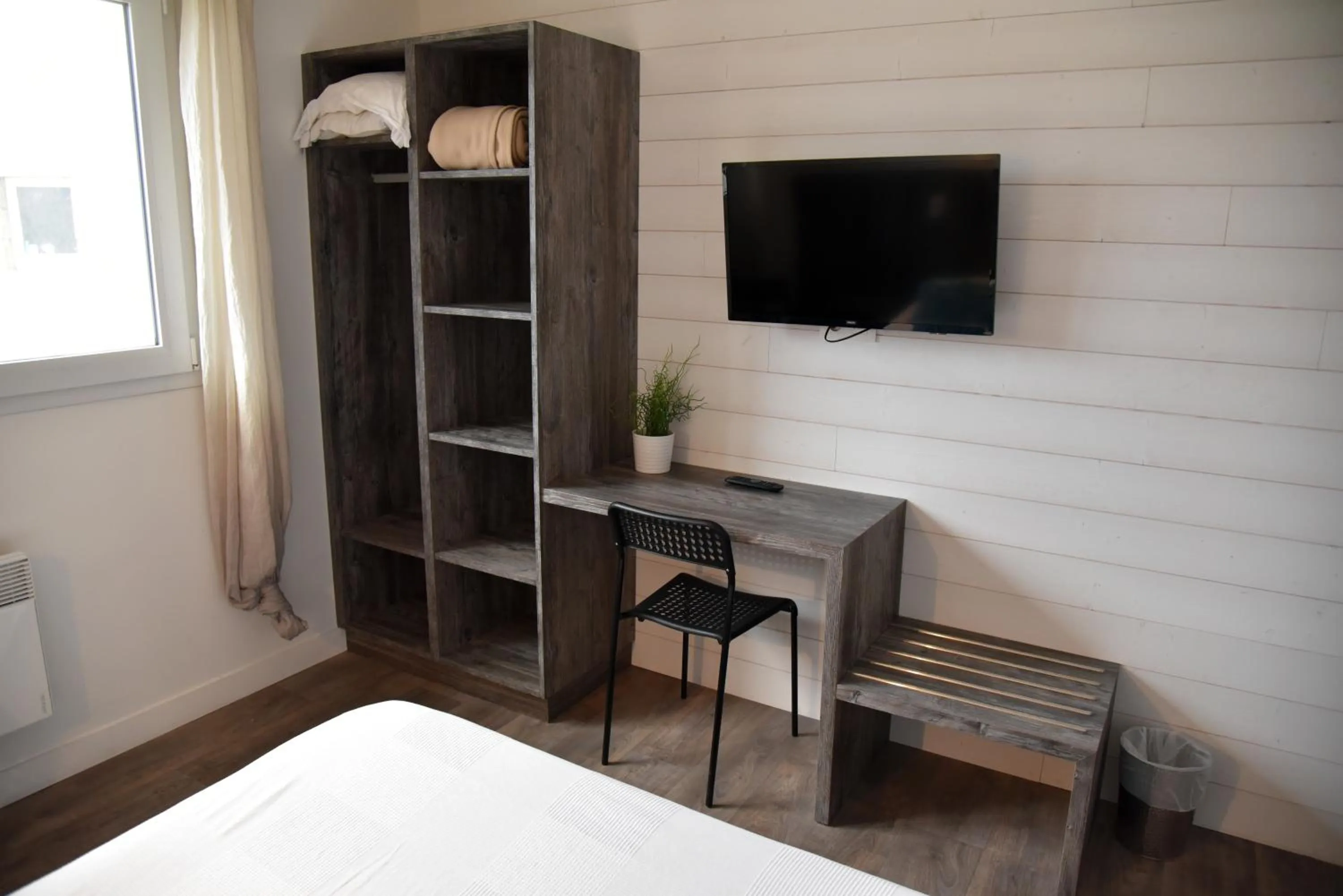 Bedroom, Bed in La Marine