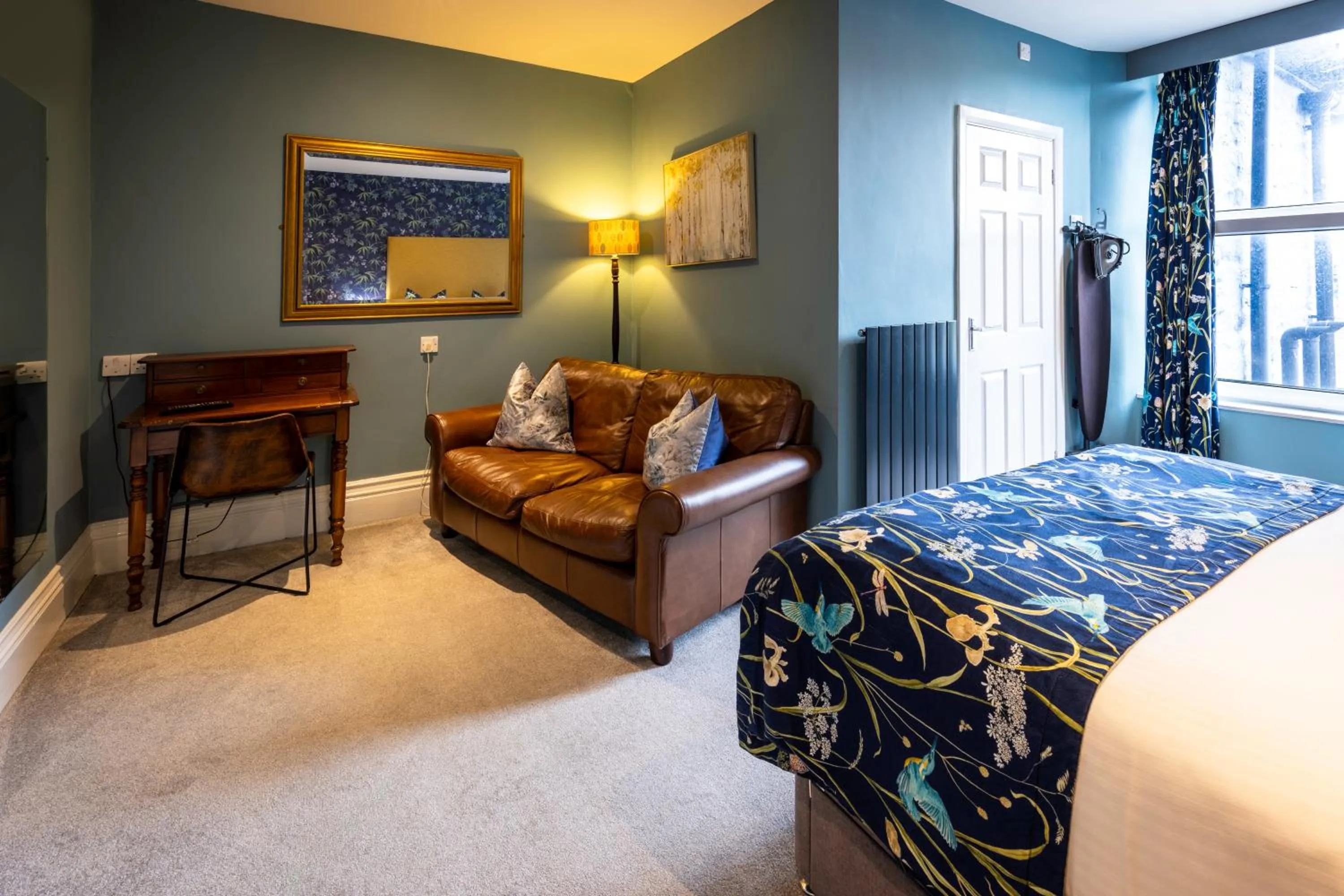 Photo of the whole room, Bed in The Royal Station Hotel