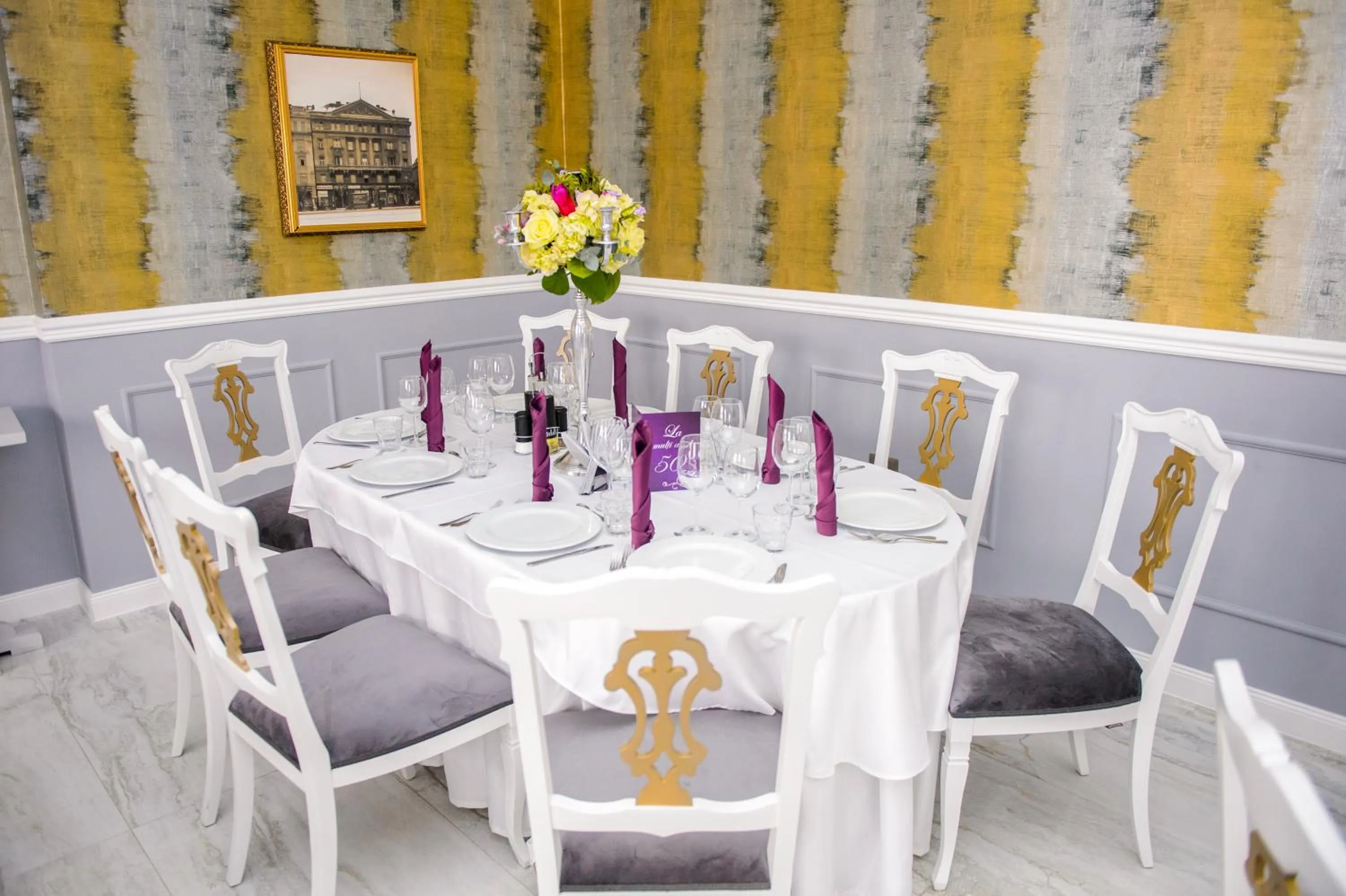 Restaurant/places to eat in Royal Class Hotel