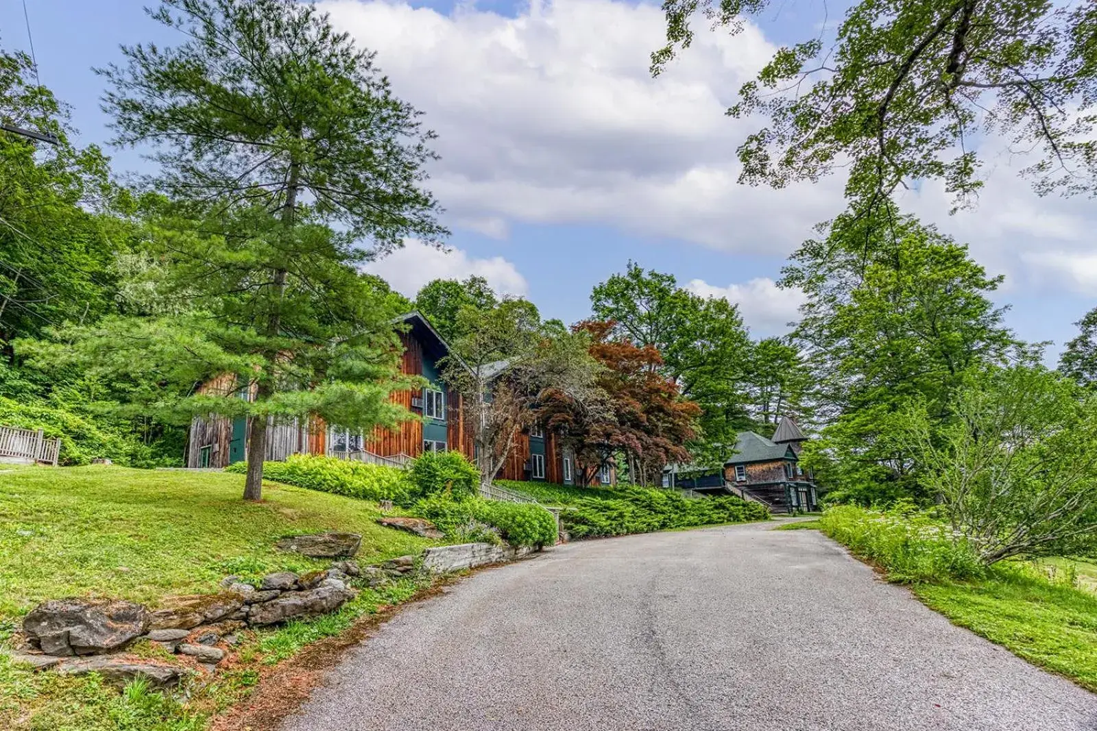 Property building in Apple Tree Inn Property building in Apple Tree Inn
