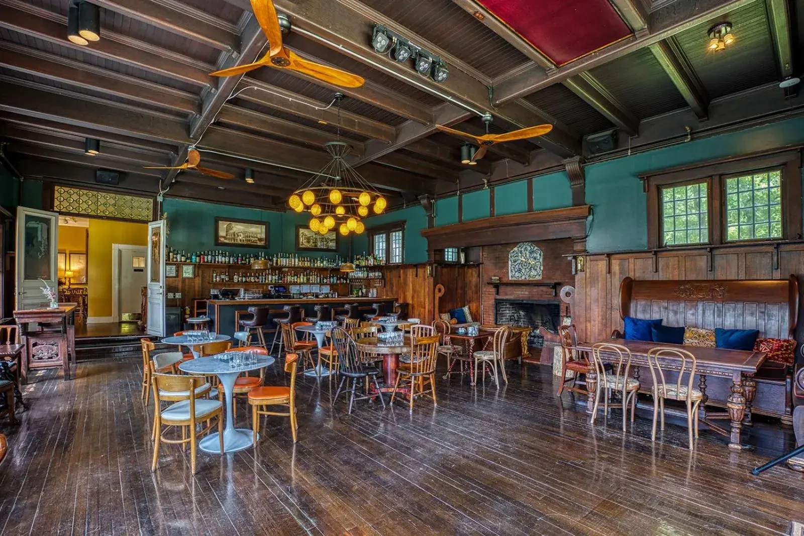 Lounge or bar in Apple Tree Inn Lounge or bar in Apple Tree Inn