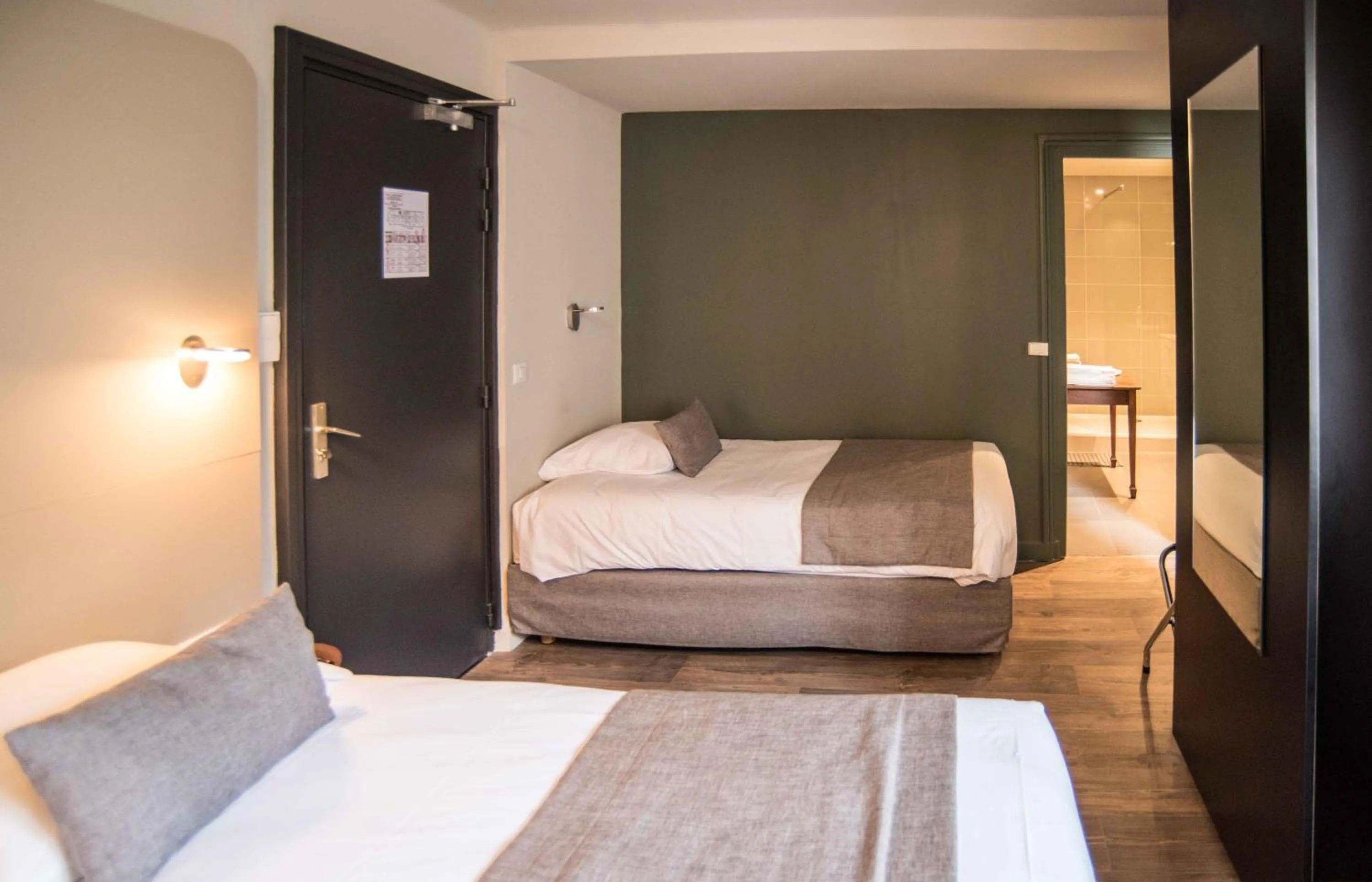 Bed in Hotel Thonon Centre Le Comte Rouge