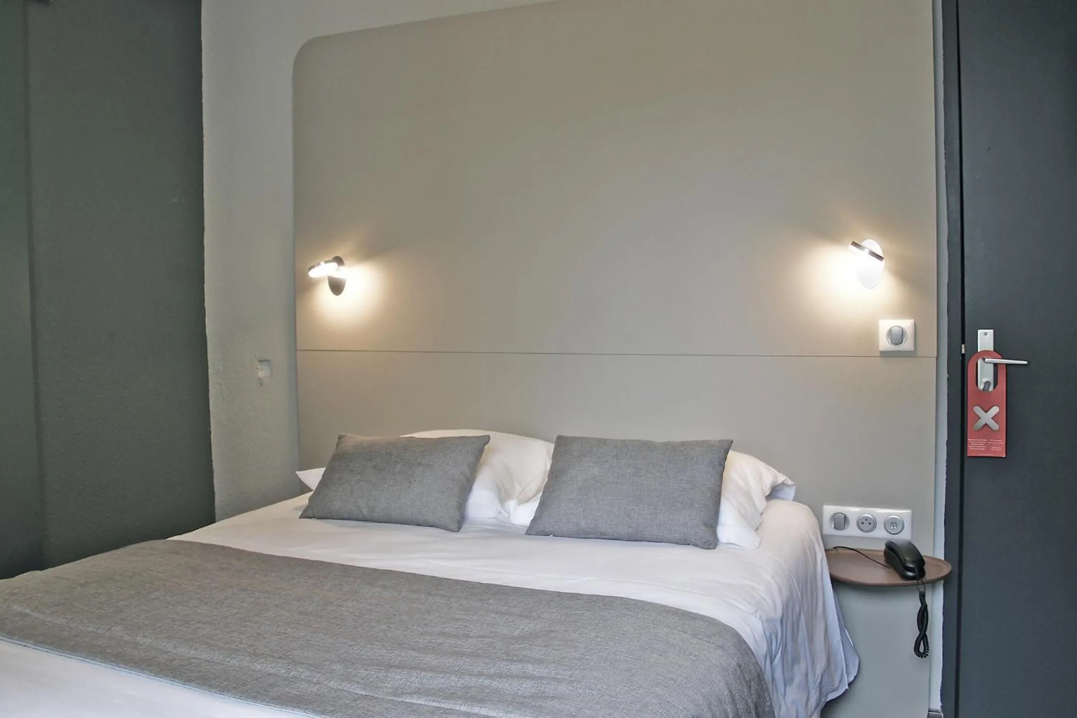 Bed in Hotel Thonon Centre Le Comte Rouge