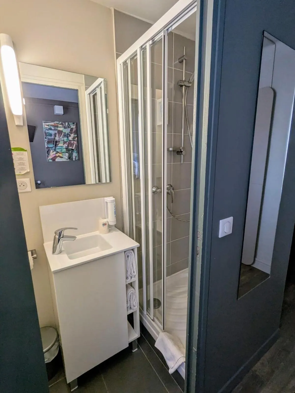 Bathroom in Hotel Thonon Centre Le Comte Rouge