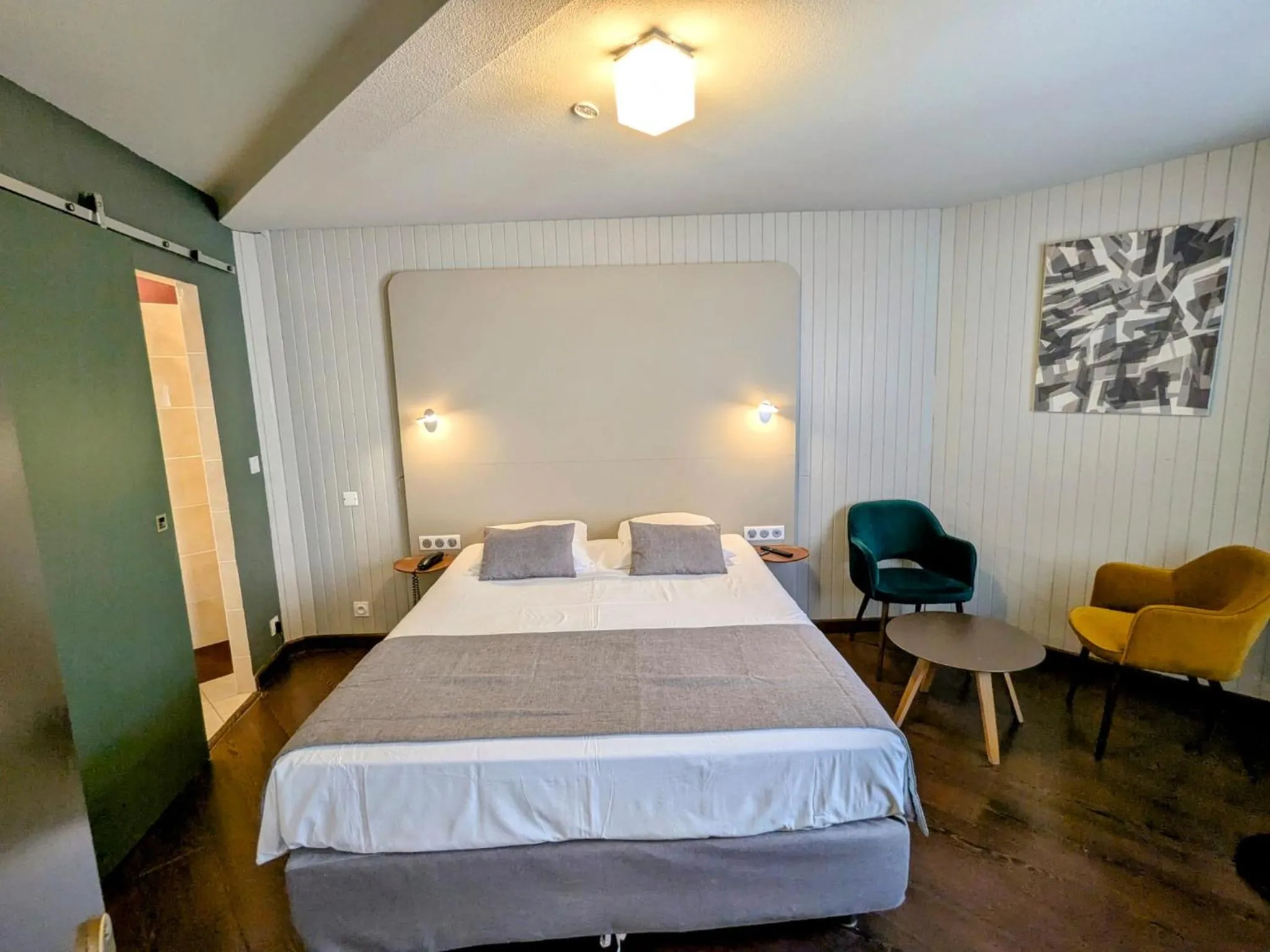 Bedroom, Bed in Hotel Thonon Centre Le Comte Rouge