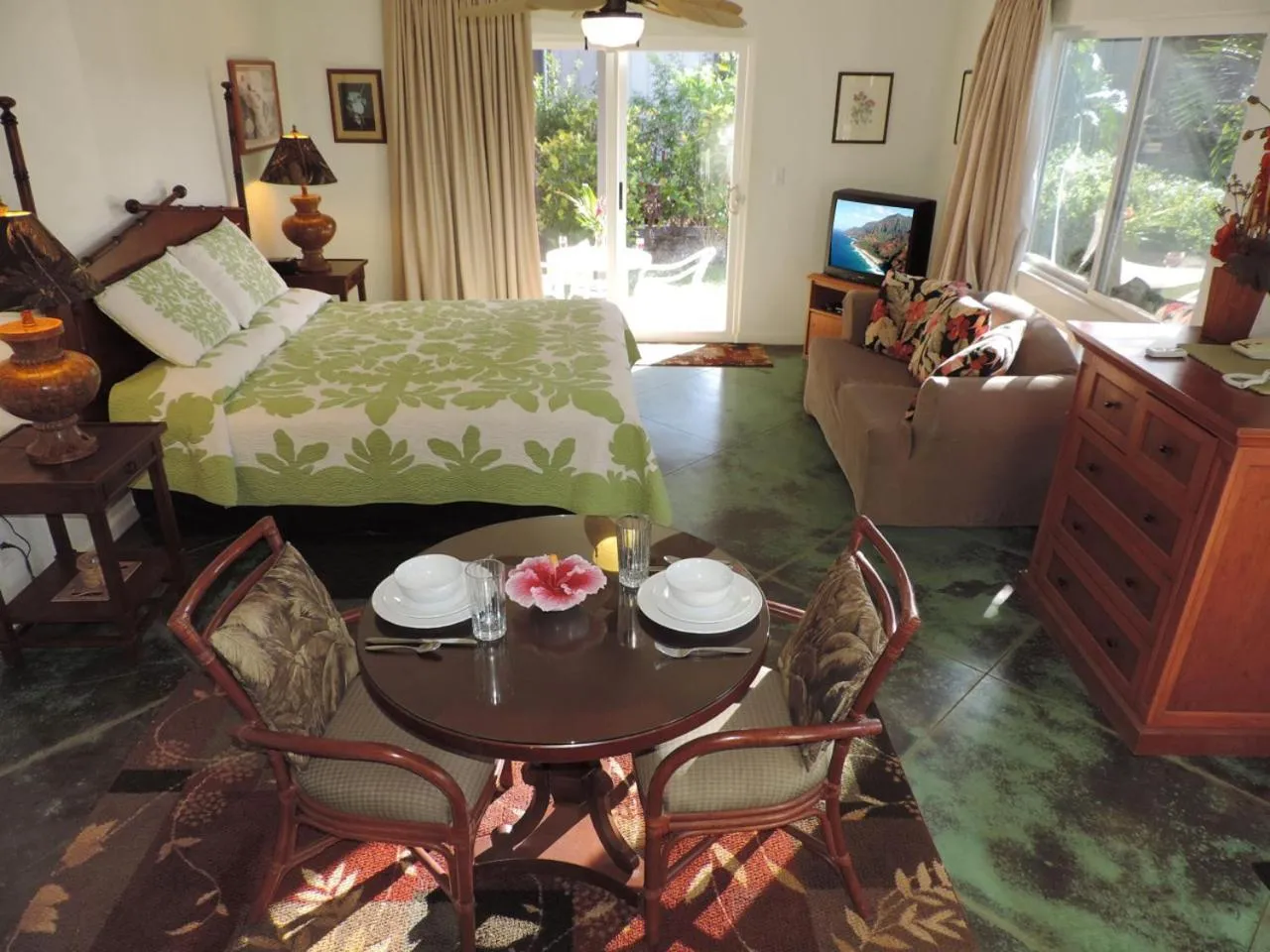 Bed in Hale Pua Villa - Seaside Studio