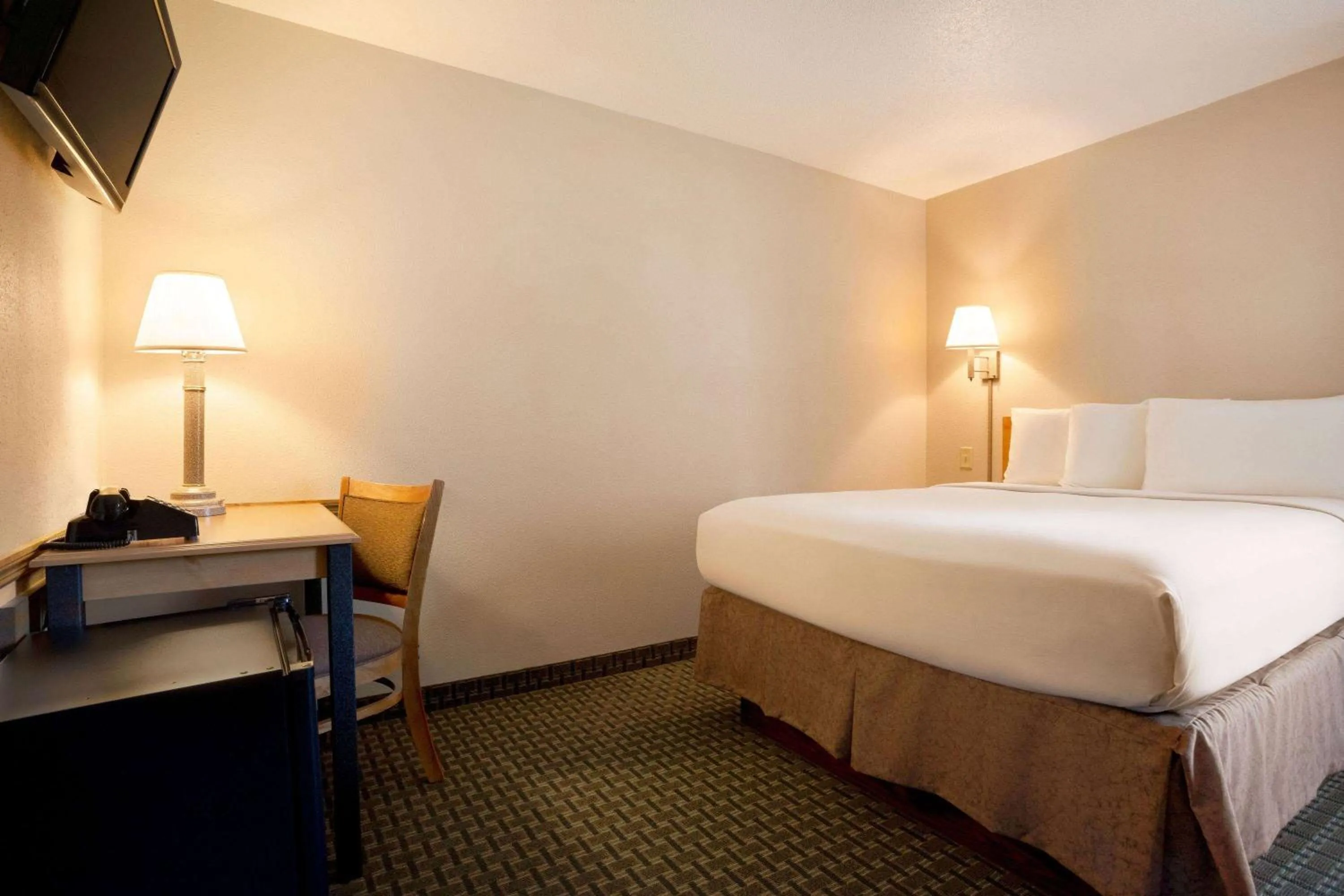 Photo of the whole room, Bed in Travelodge by Wyndham Edgemont