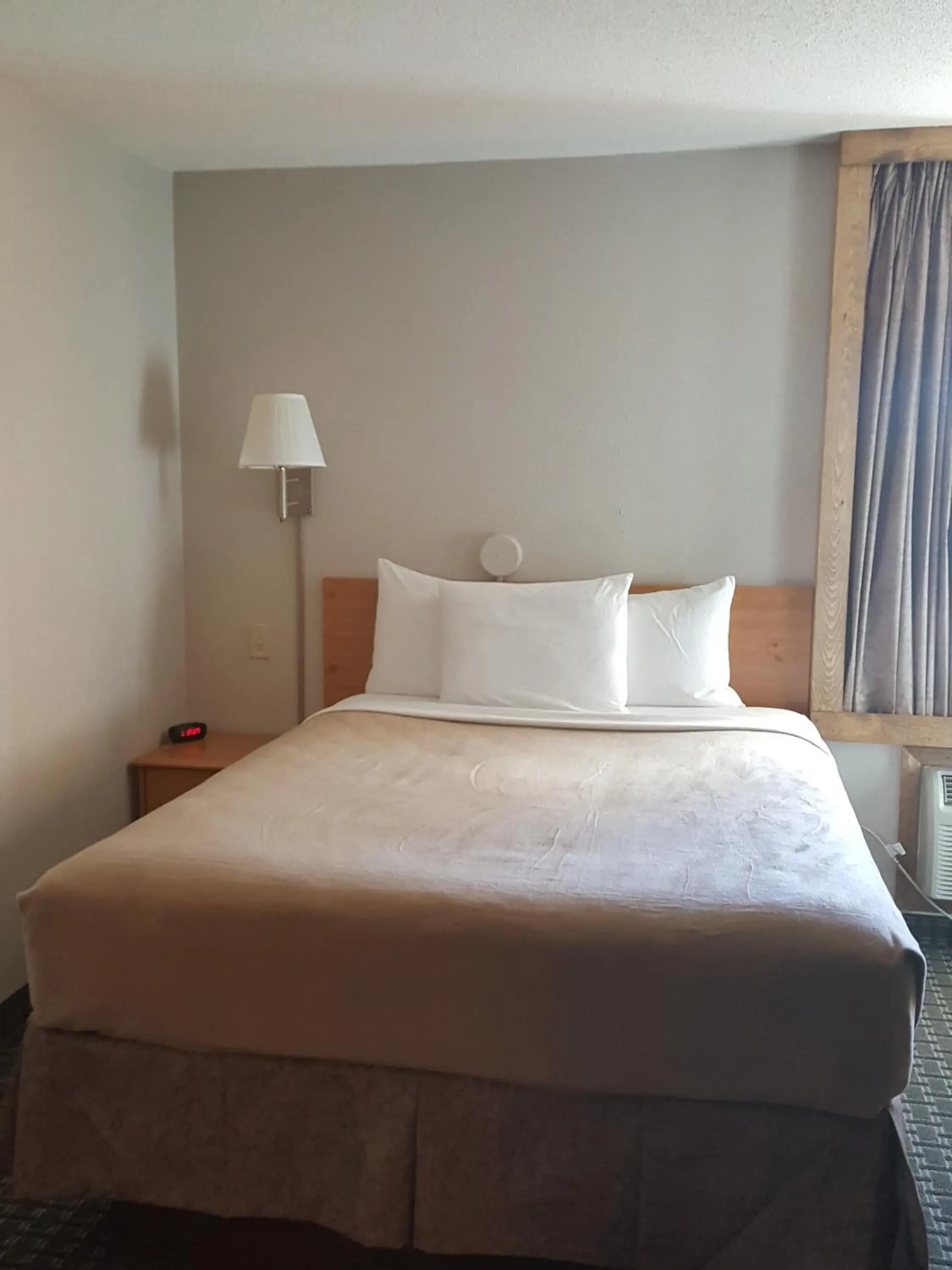 Bedroom, Bed in Travelodge by Wyndham Edgemont Bedroom, Bed in Travelodge by Wyndham Edgemont