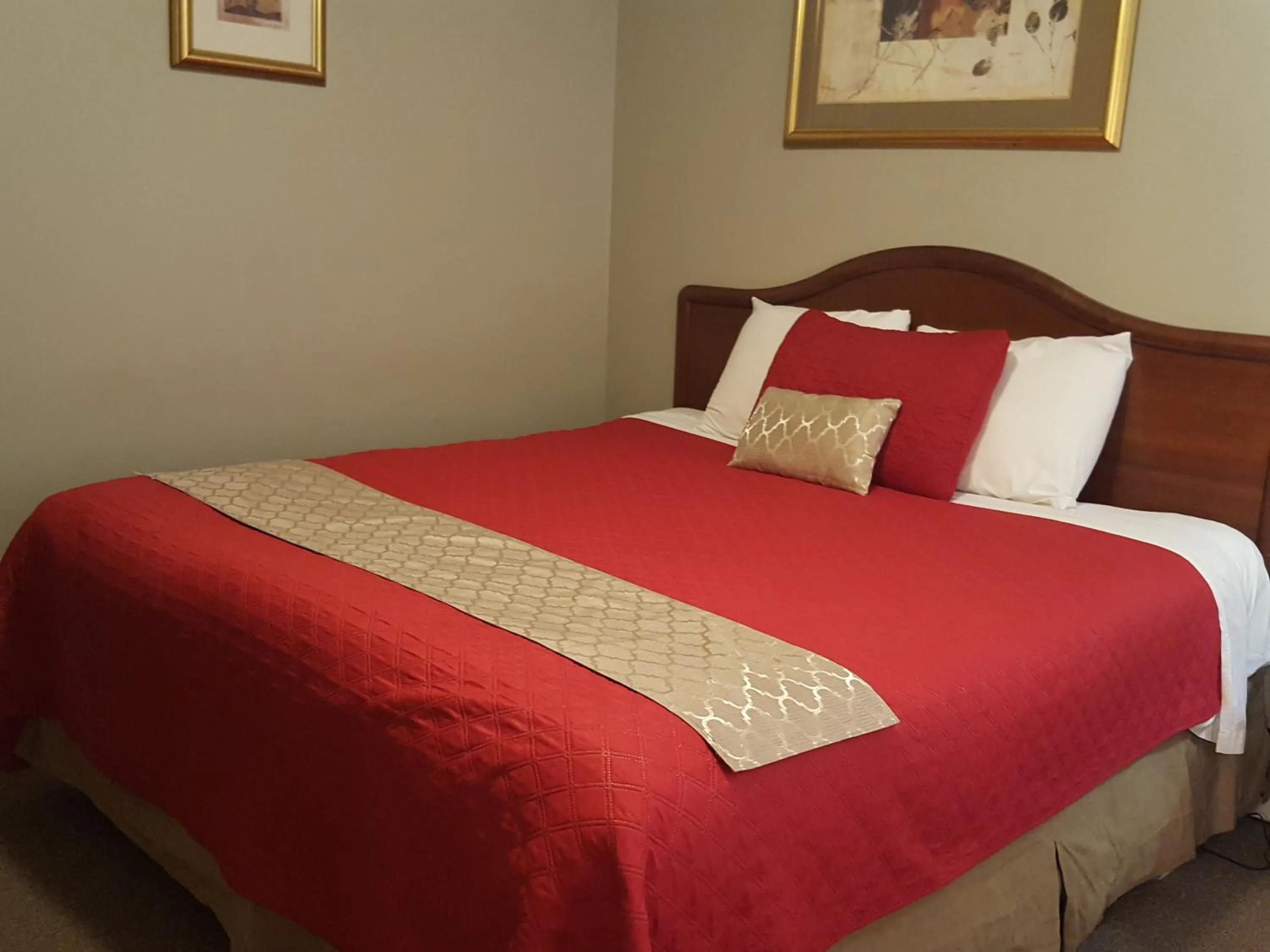 Bed in Niagara Inn & Suites