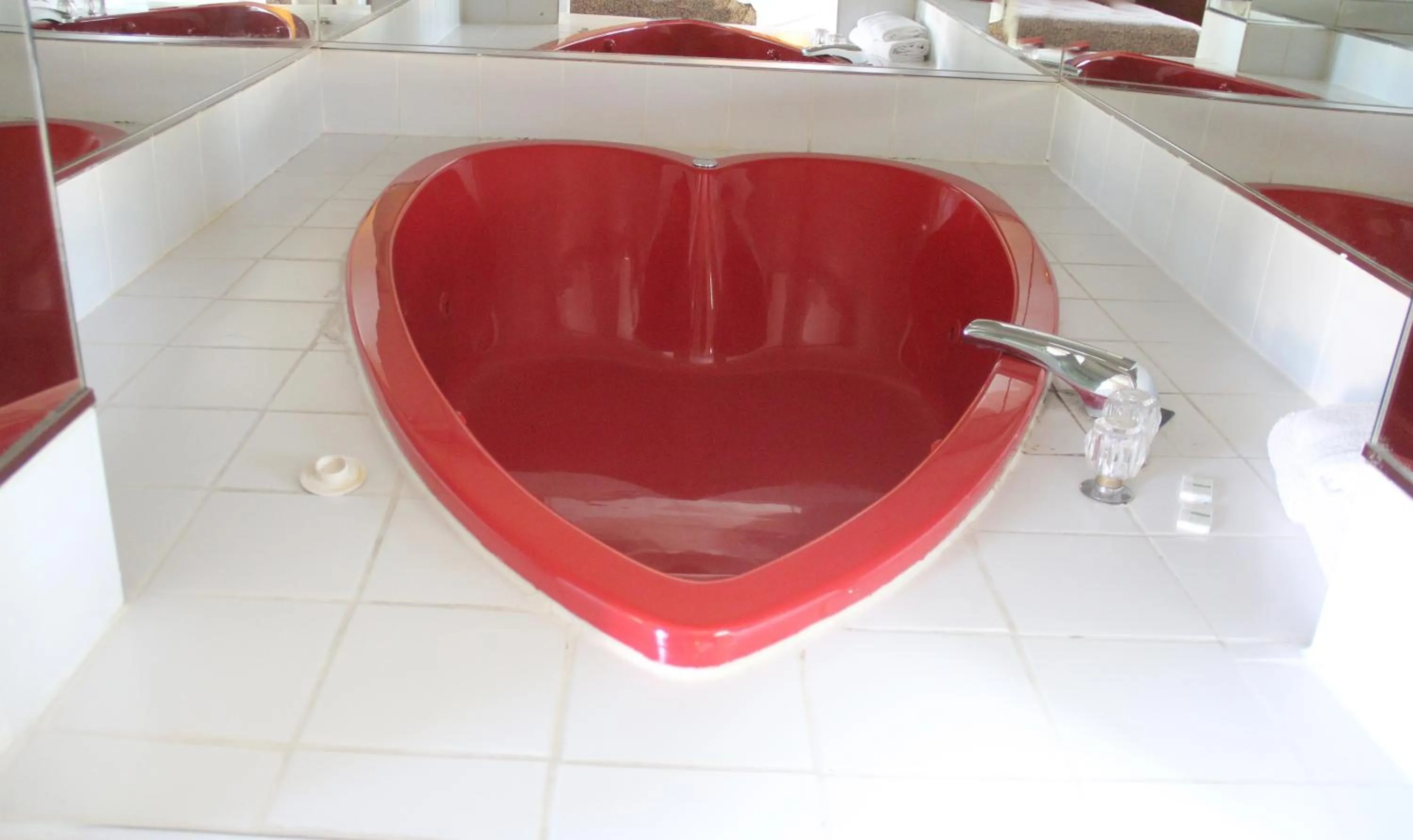 Bathroom in Niagara Inn & Suites