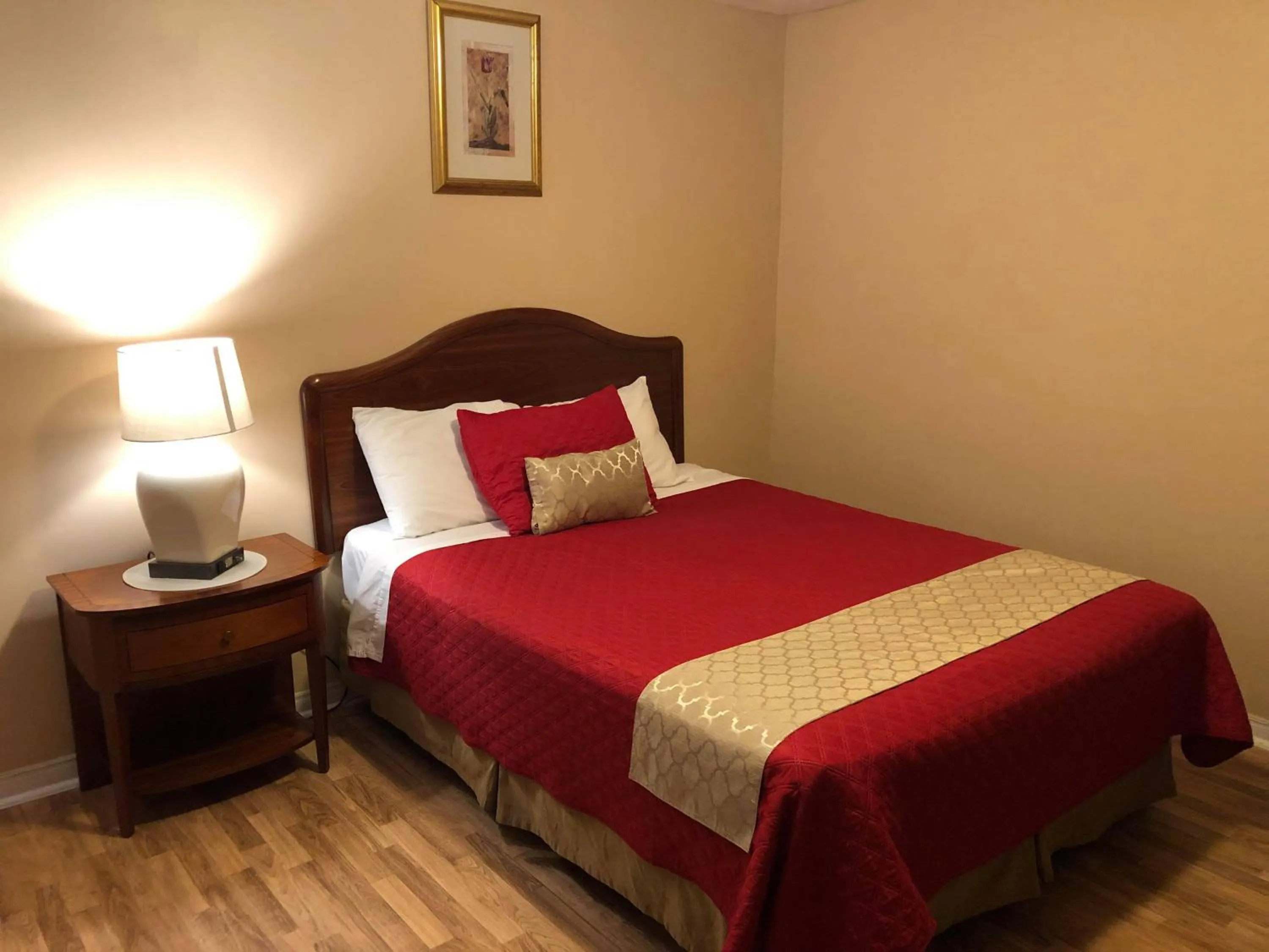 Bed in Niagara Inn & Suites