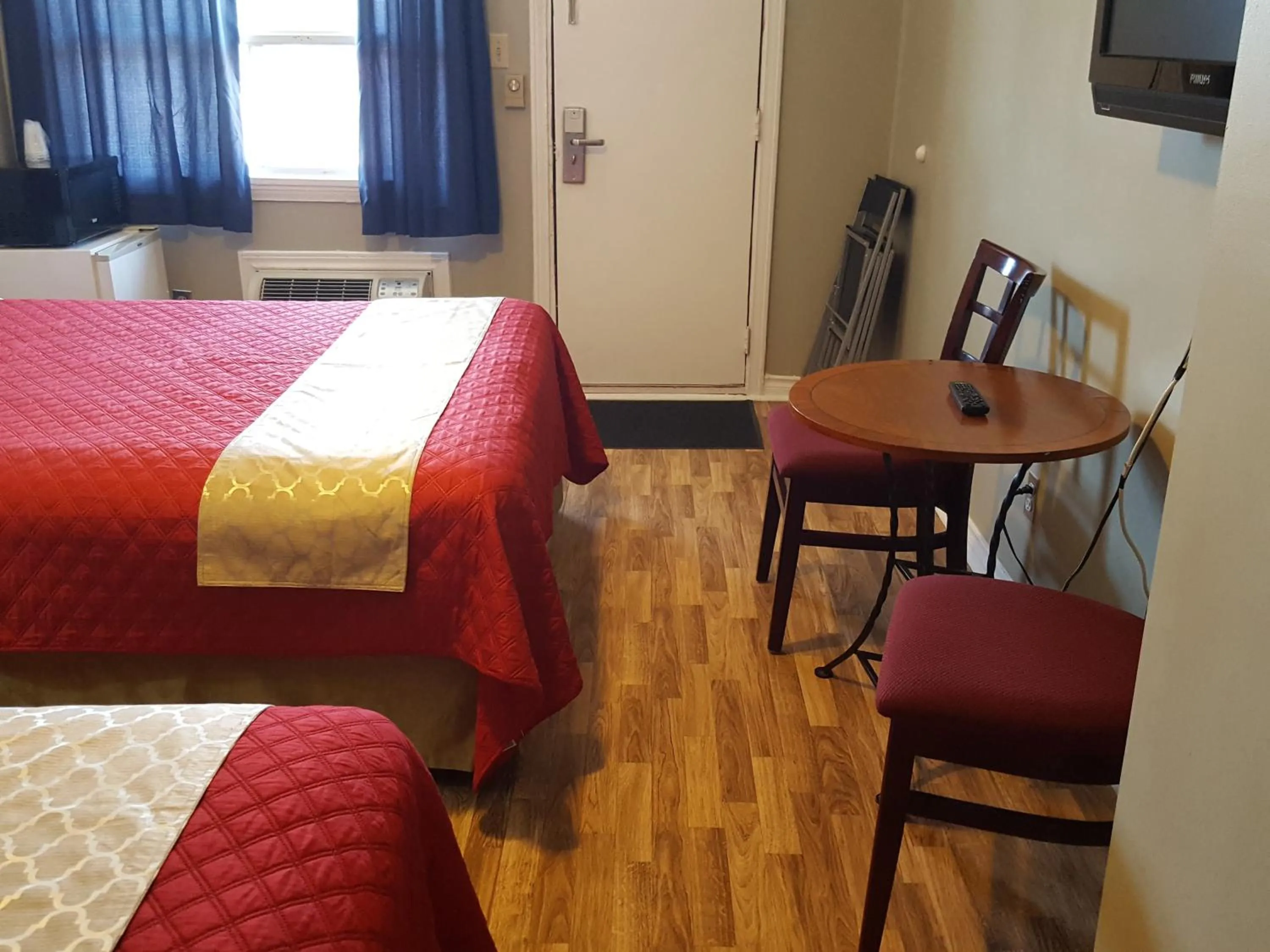 Bed in Niagara Inn & Suites