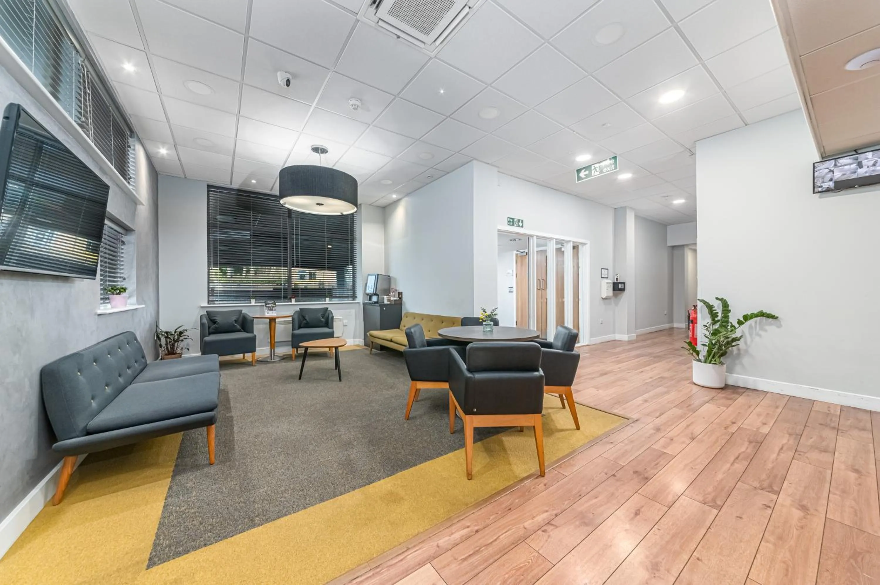 Communal lounge/ TV room in HQ Aparthotel Farnborough