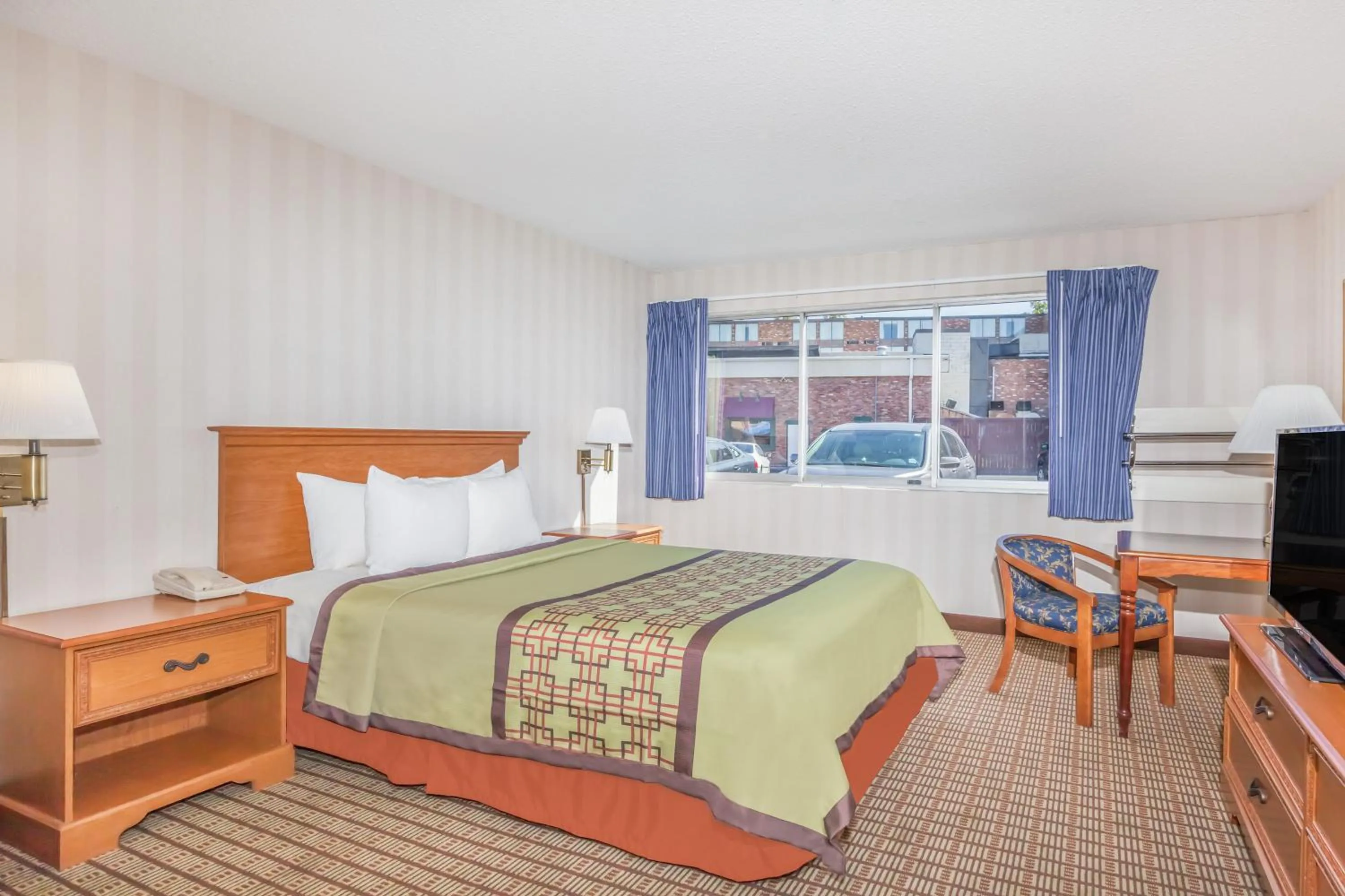 Bed in Days Inn by Wyndham Albany SUNY