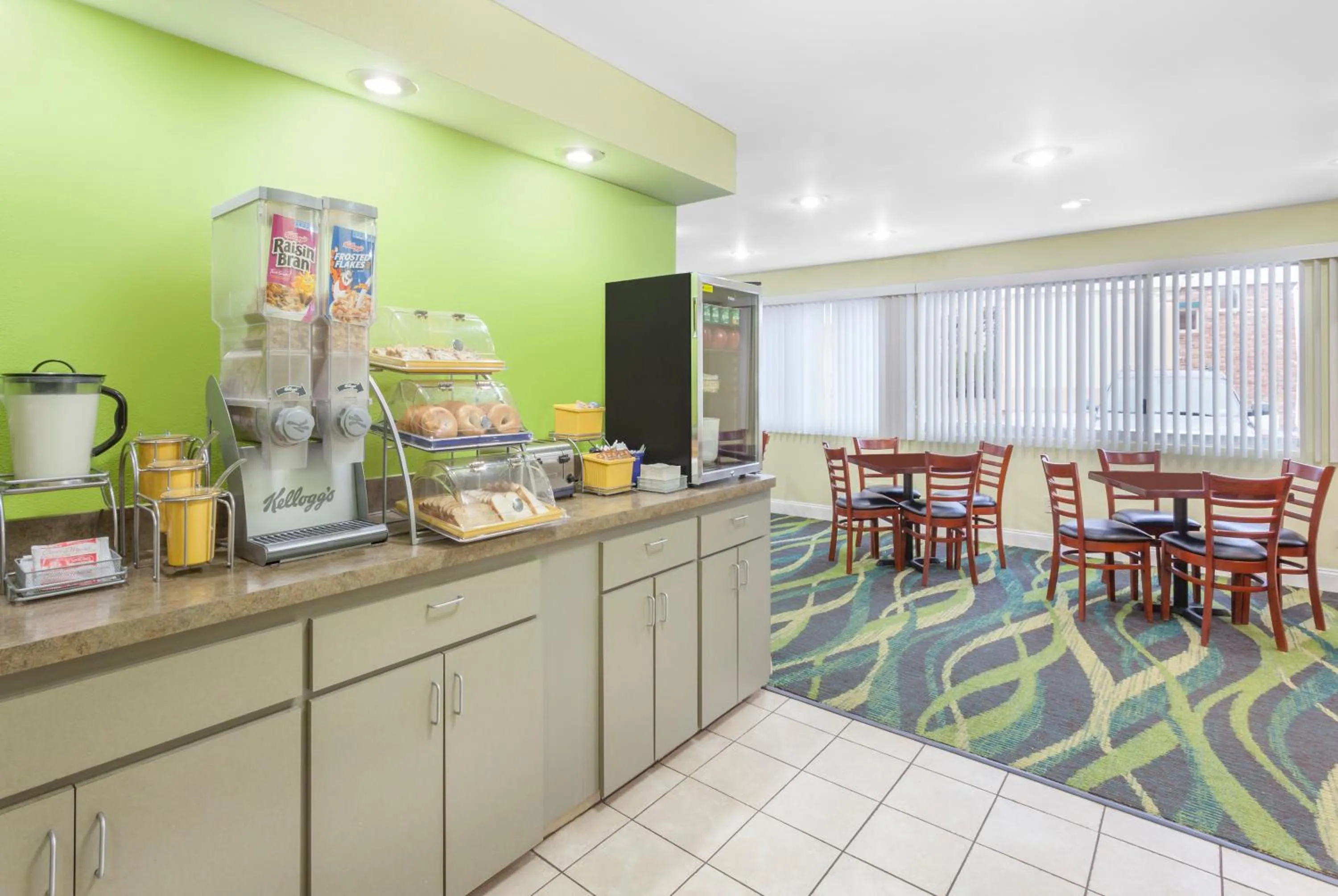 Continental breakfast in Days Inn by Wyndham Albany SUNY