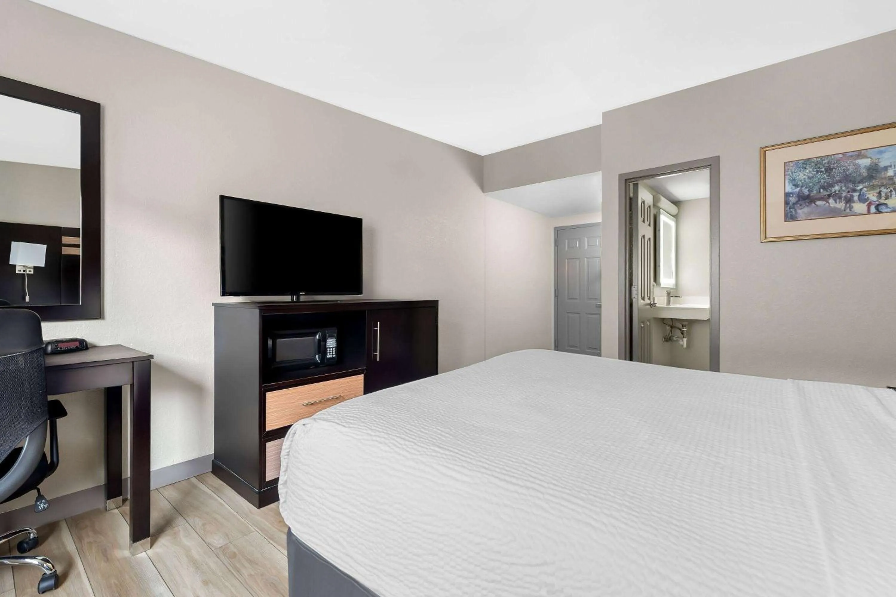 Bed in Days Inn by Wyndham Albany SUNY