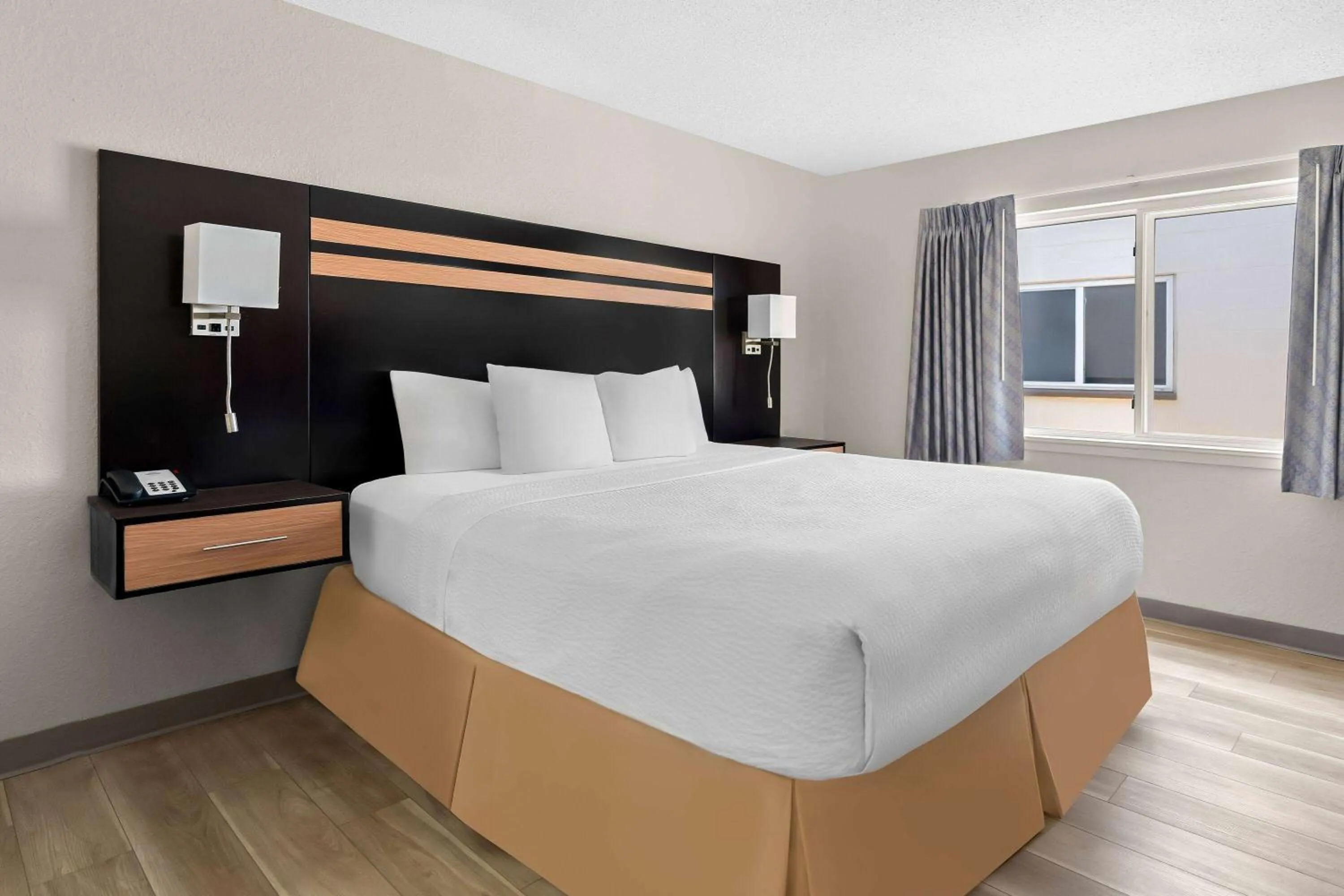 Bed in Days Inn by Wyndham Albany SUNY