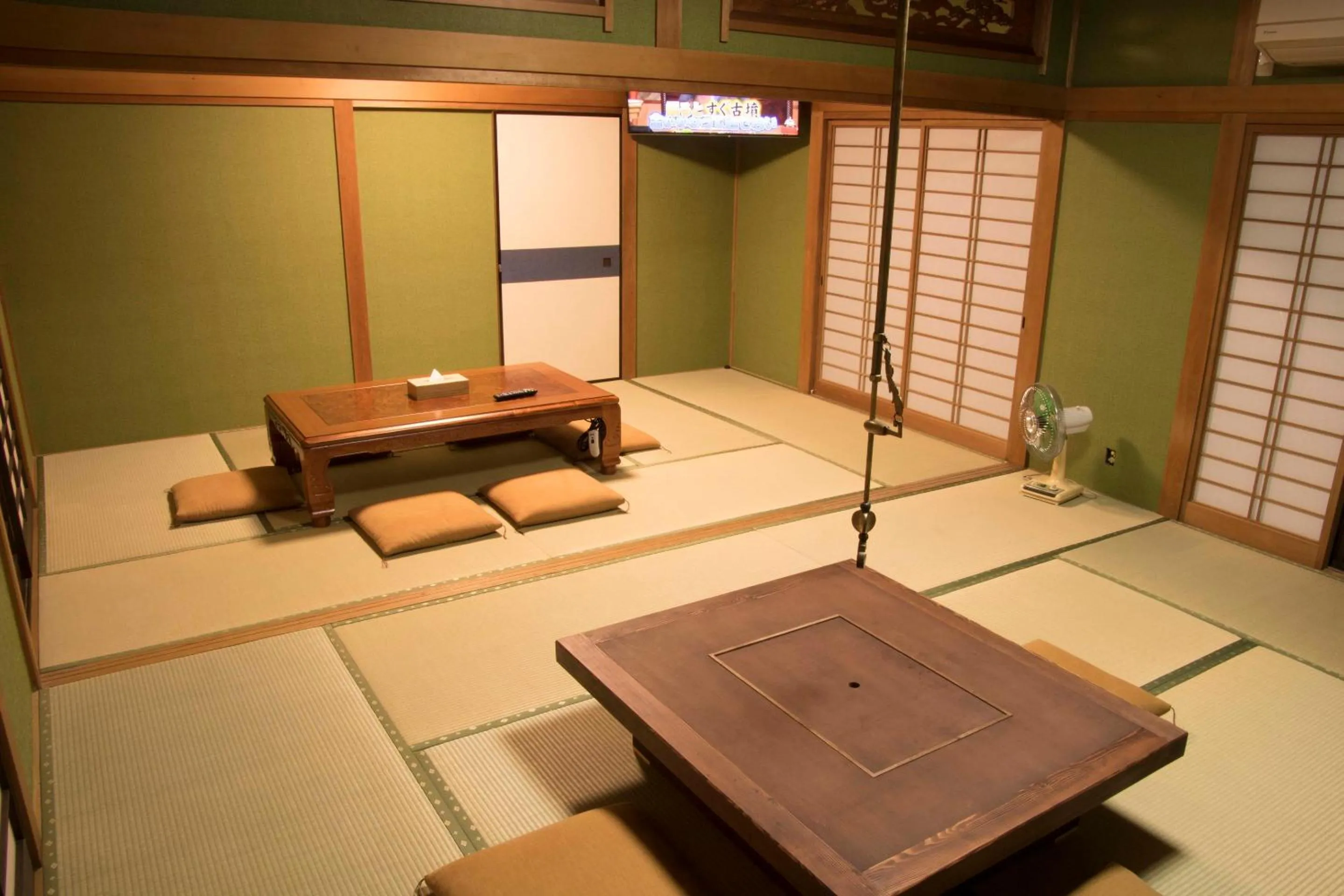 Communal lounge/ TV room in J-Hoppers Kumano Yunomine Guesthouse