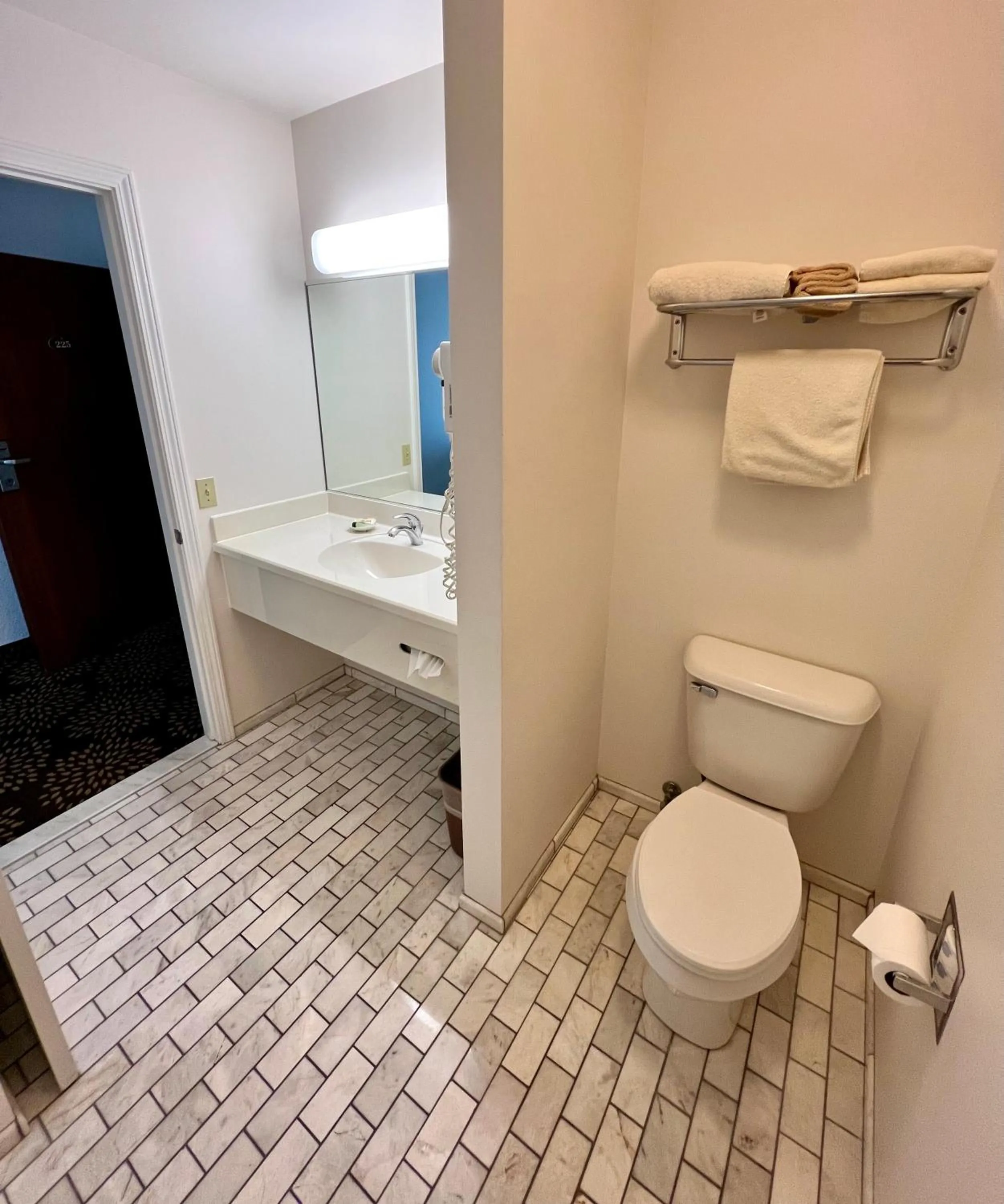 Bathroom in Court Plaza Inn & Suites of Mackinaw