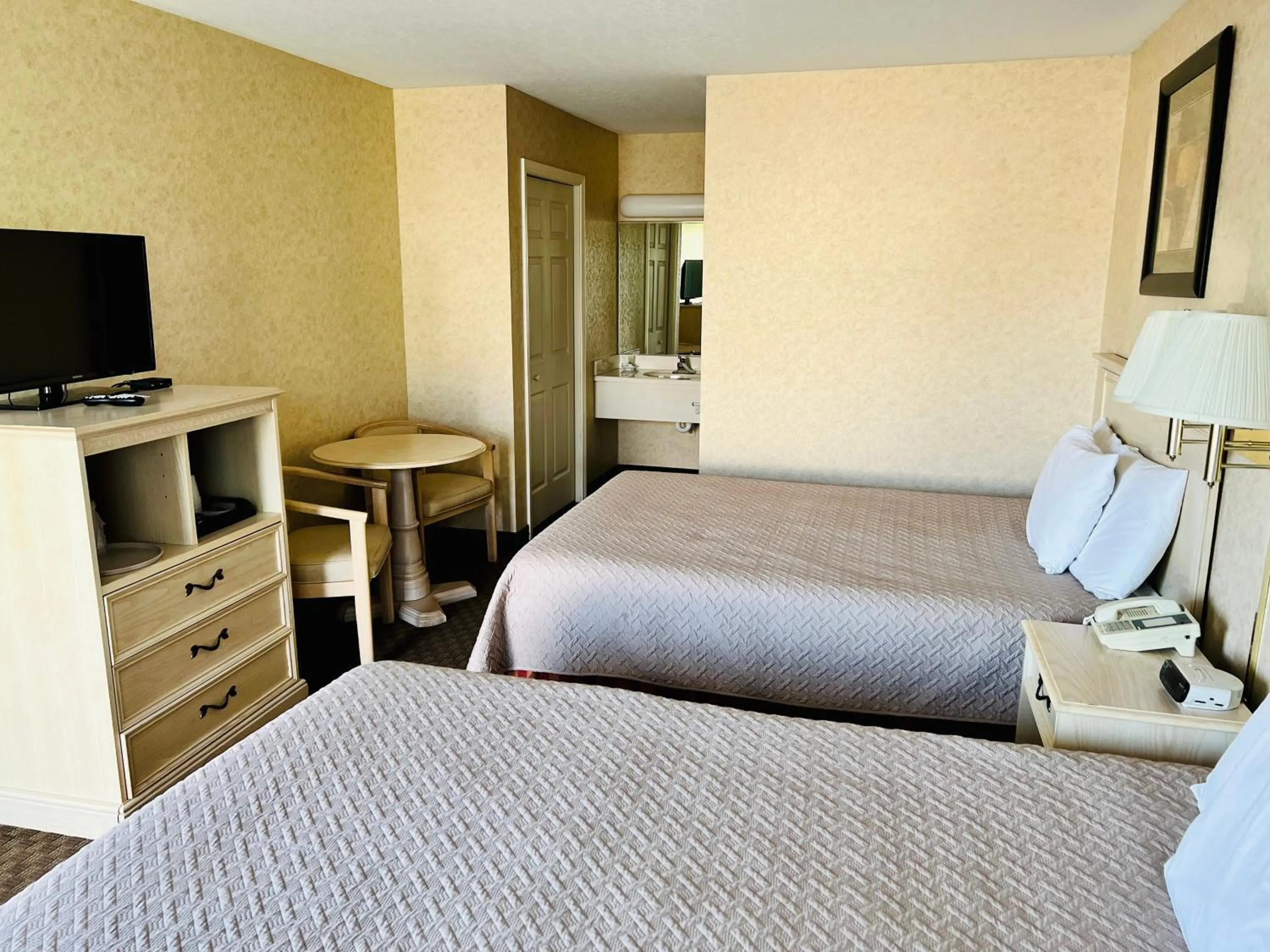 Photo of the whole room, Bed in Court Plaza Inn & Suites of Mackinaw