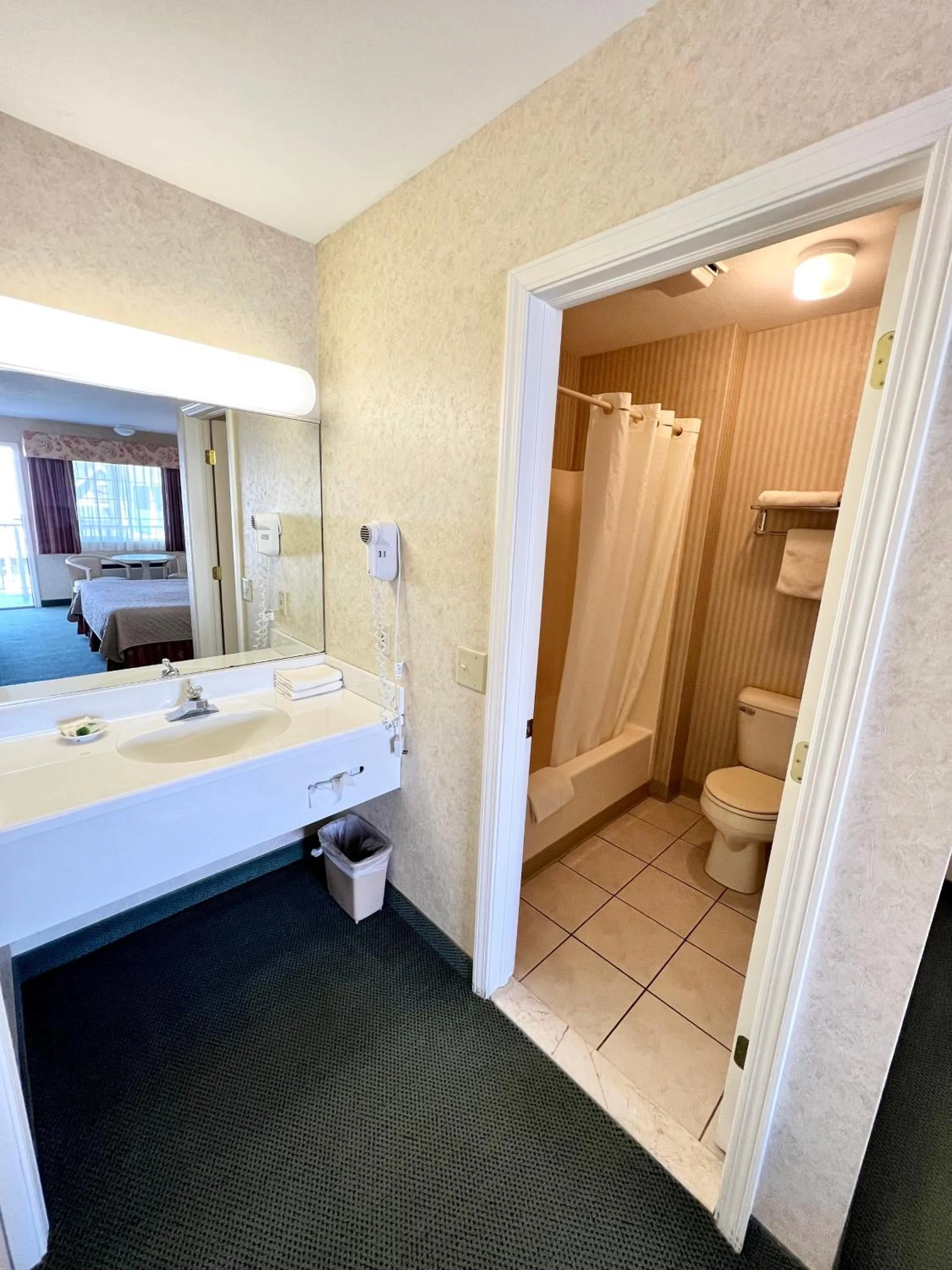 Bathroom, Bed in Court Plaza Inn & Suites of Mackinaw