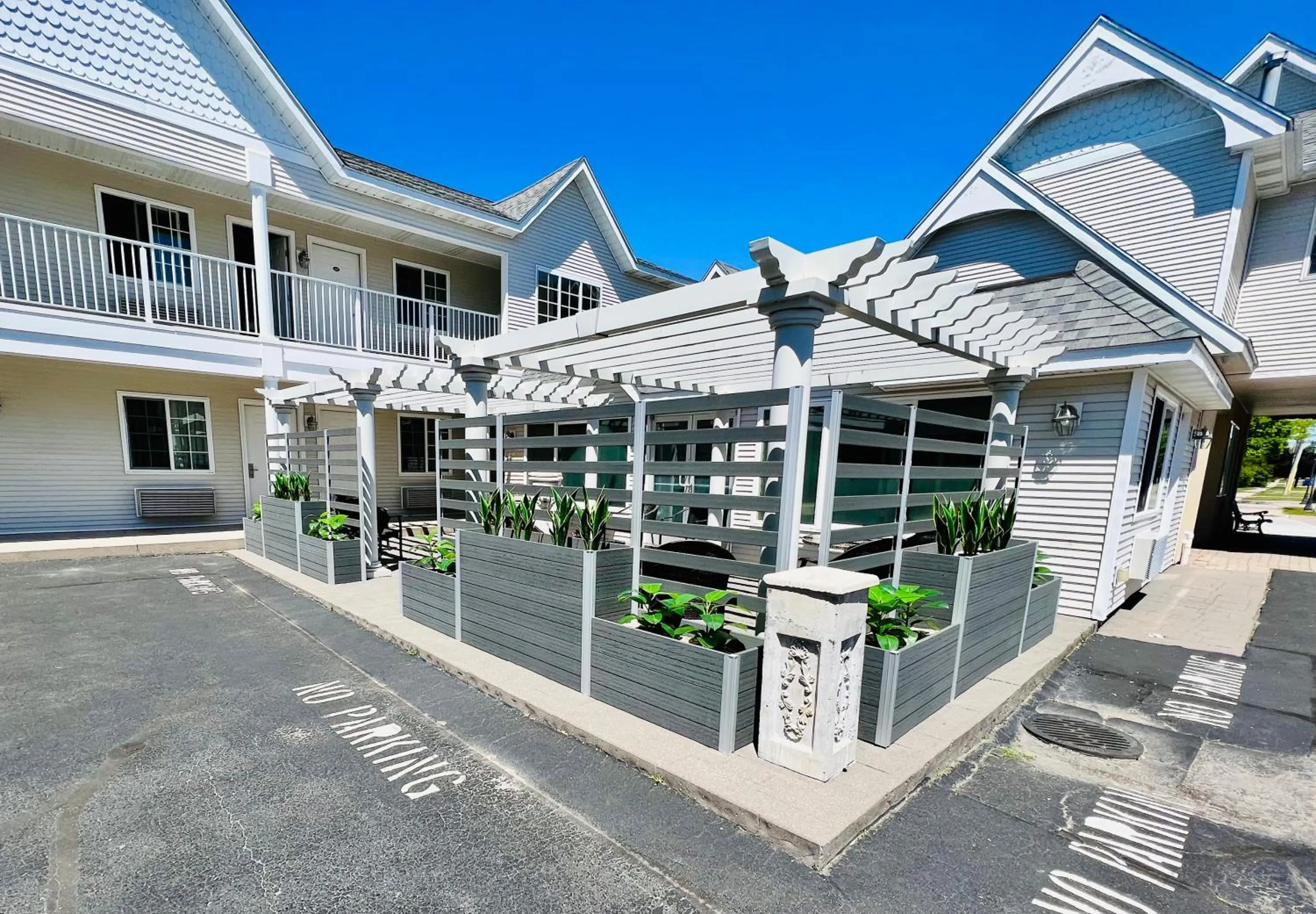 Property building in Court Plaza Inn & Suites of Mackinaw