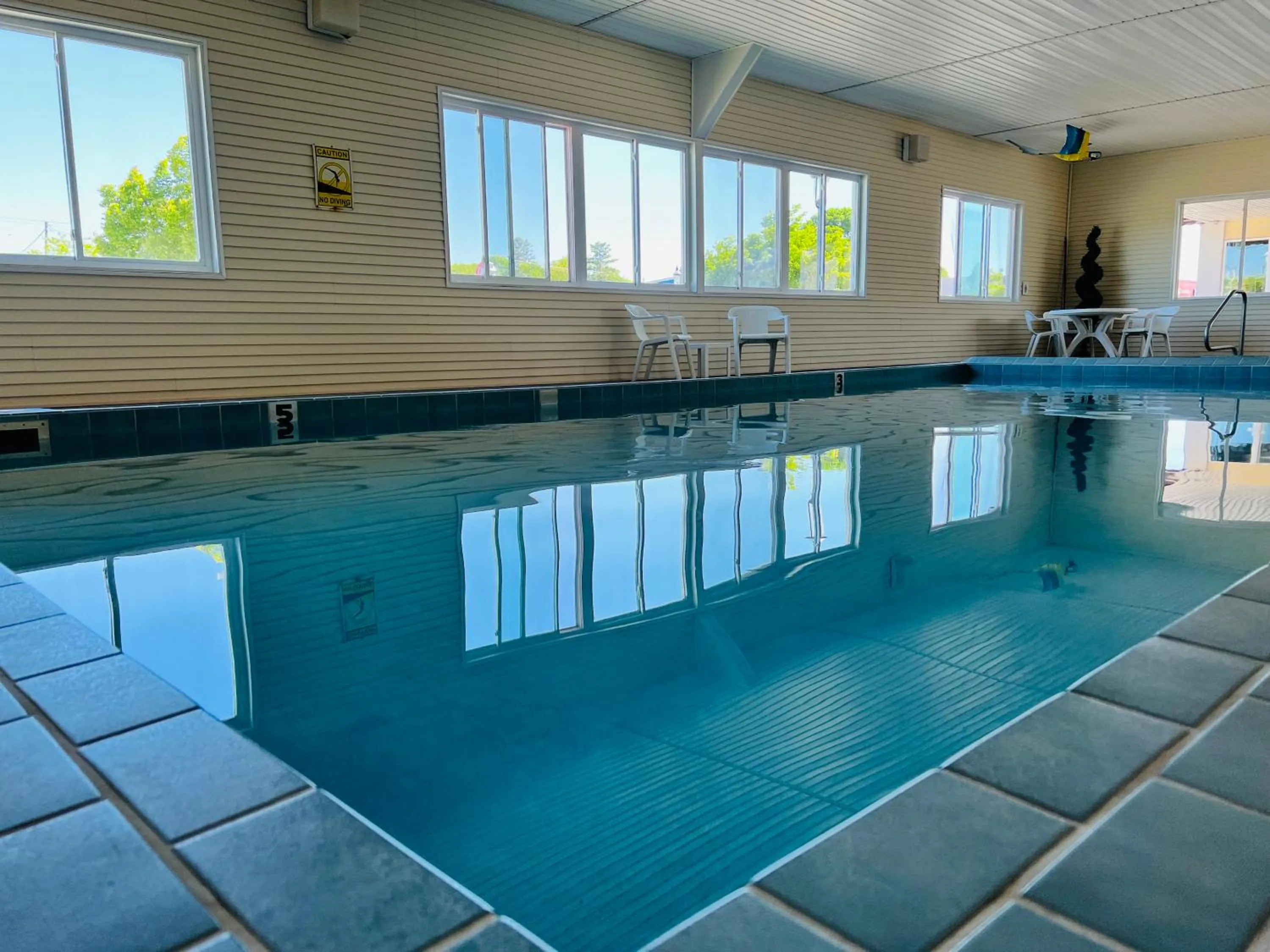 Swimming pool in Court Plaza Inn & Suites of Mackinaw