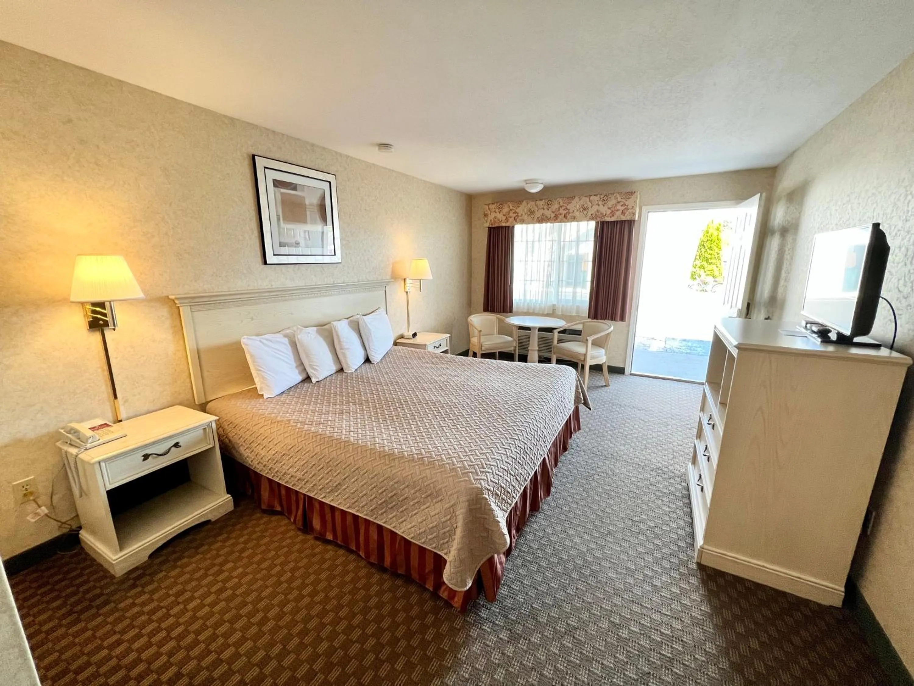 Photo of the whole room, Bed in Court Plaza Inn & Suites of Mackinaw