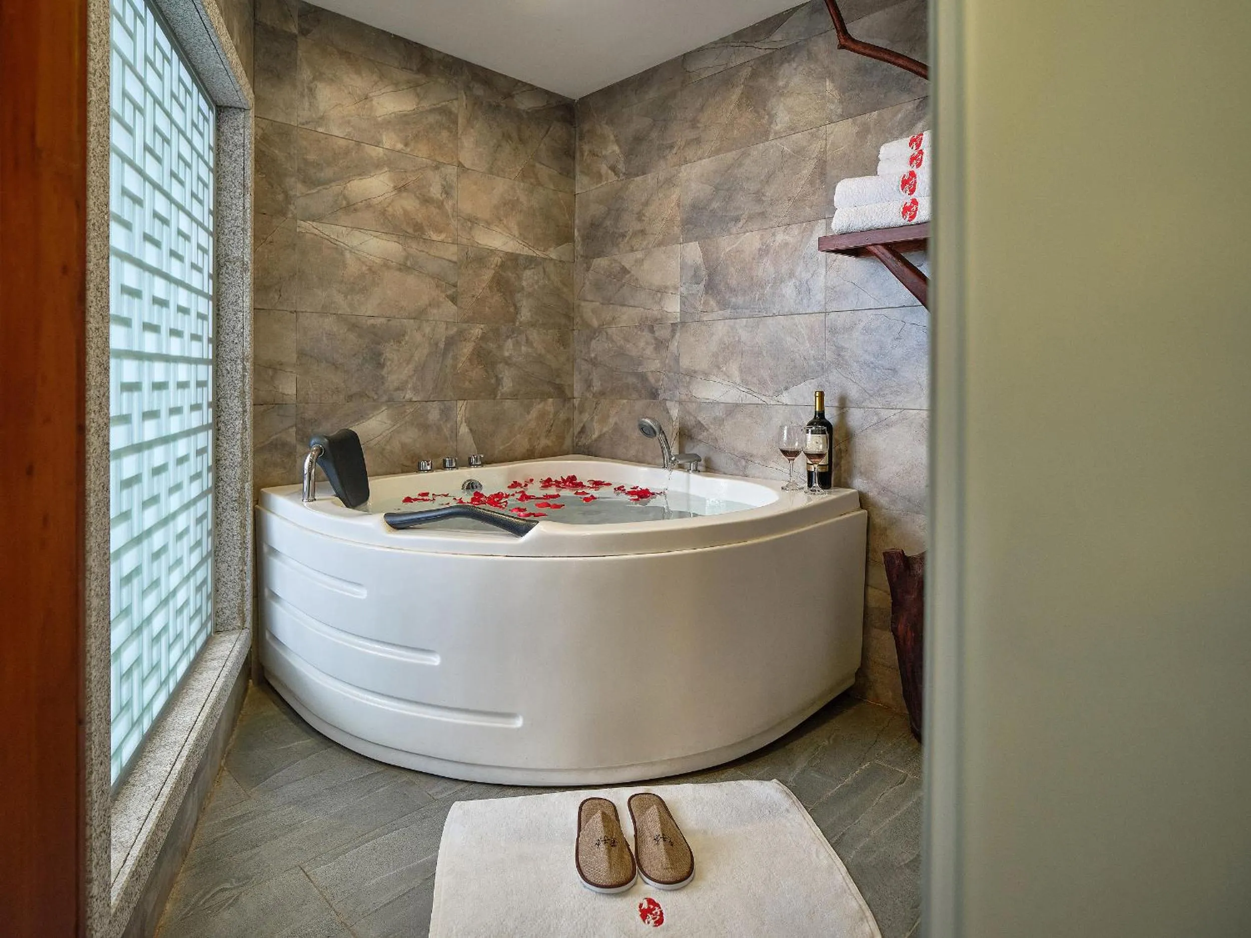 Hot Tub in Lee's Boutique Resort