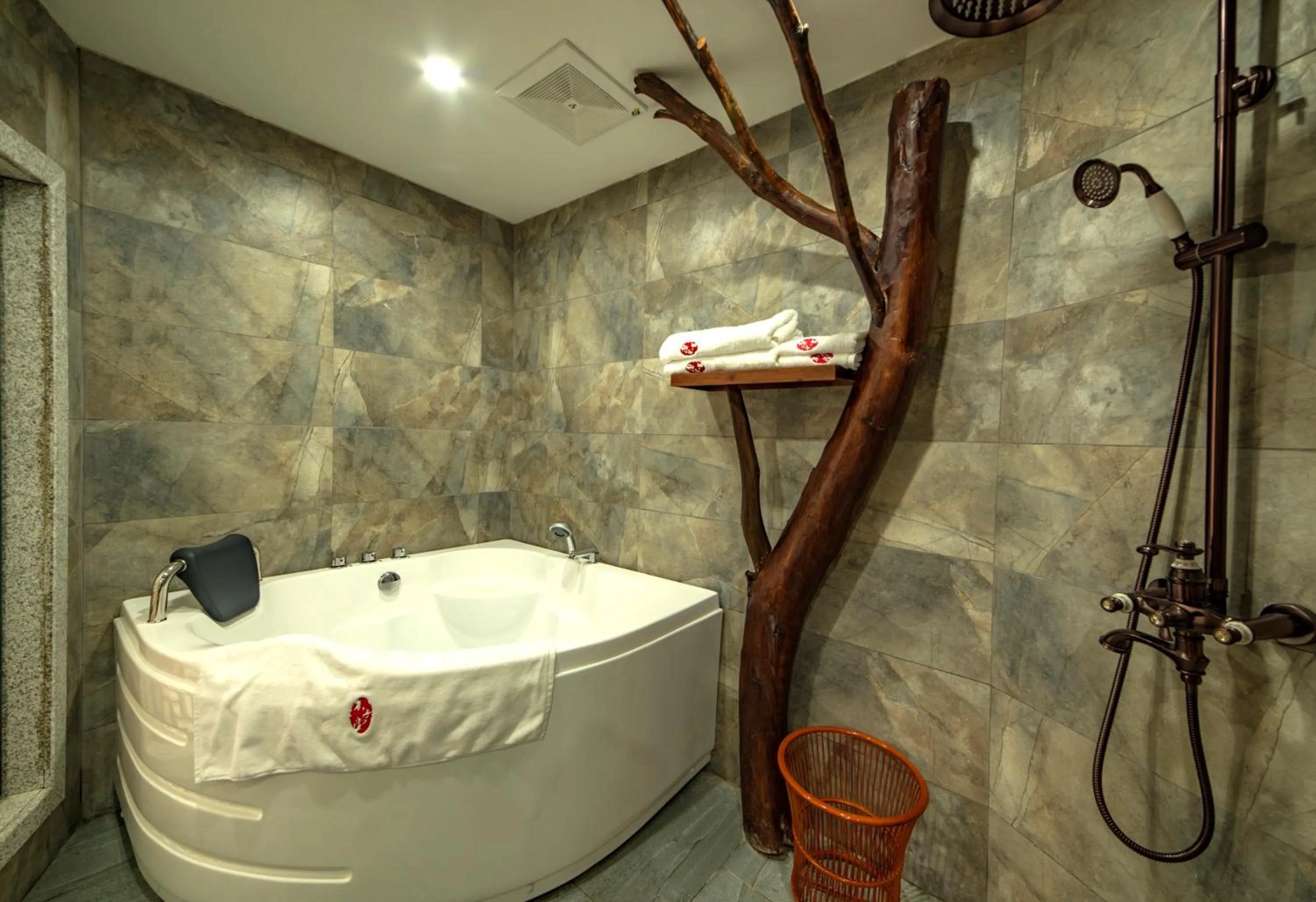 Shower in Lee's Boutique Resort